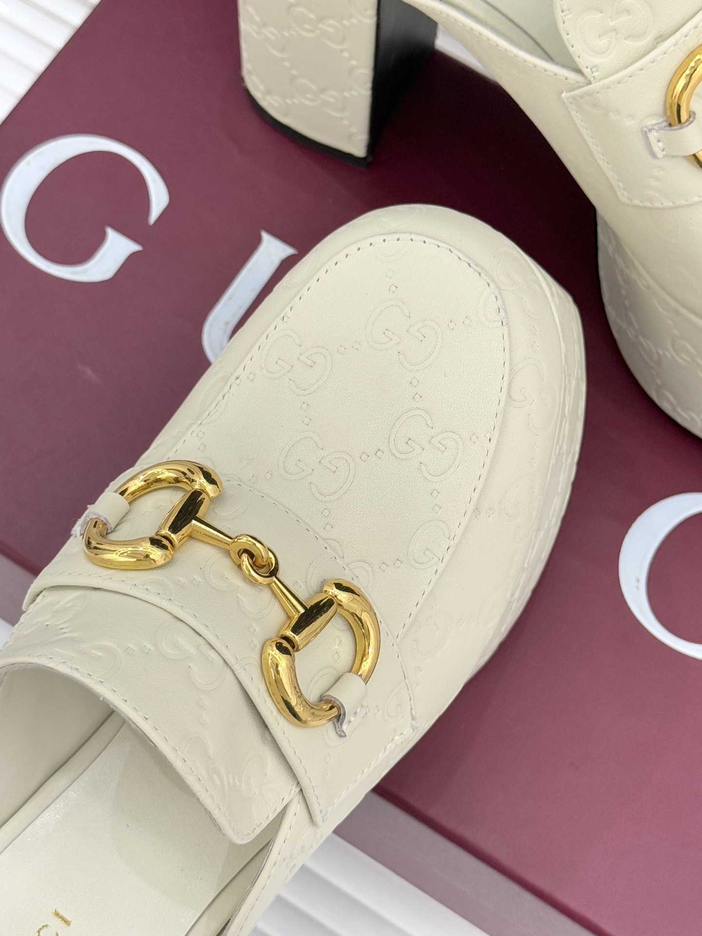 Gucci/古驰25WF新品防水台马衔扣高跟拖鞋承袭品牌马术本源的传奇印记标志性马衔扣以浅金色调闪耀鞋面