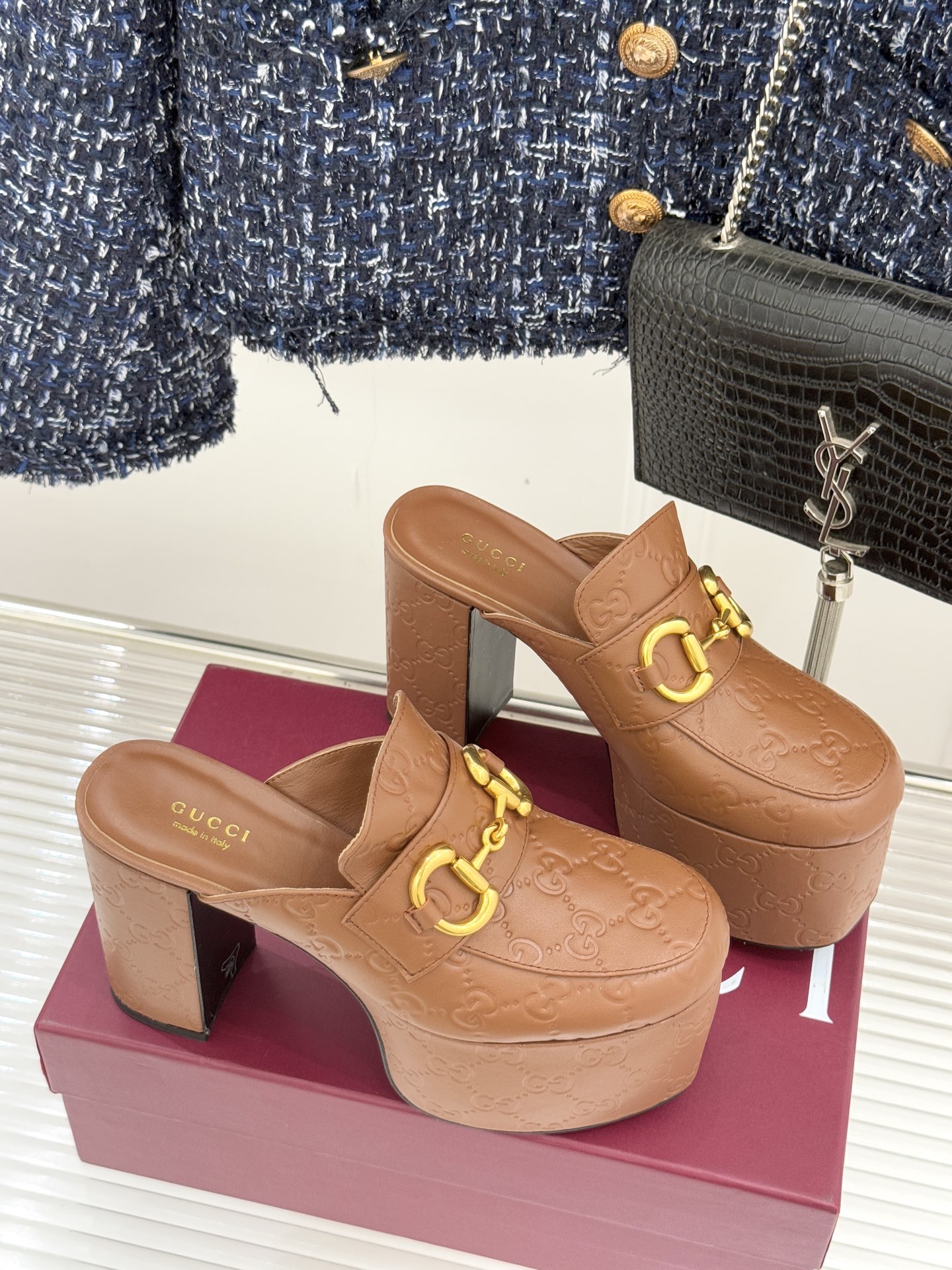 Gucci/古驰25WF新品防水台马衔扣高跟拖鞋承袭品牌马术本源的传奇印记标志性马衔扣以浅金色调闪耀鞋面