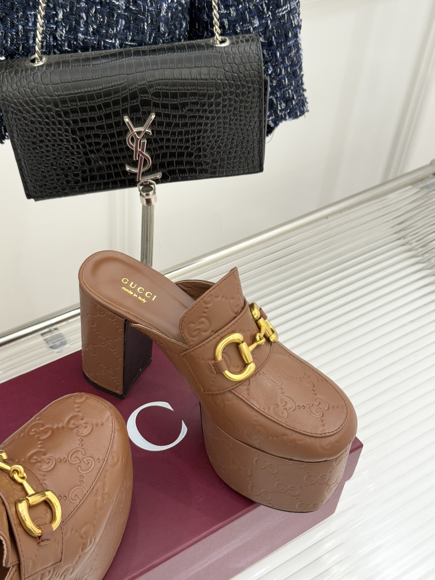 Gucci/古驰25WF新品防水台马衔扣高跟拖鞋承袭品牌马术本源的传奇印记标志性马衔扣以浅金色调闪耀鞋面