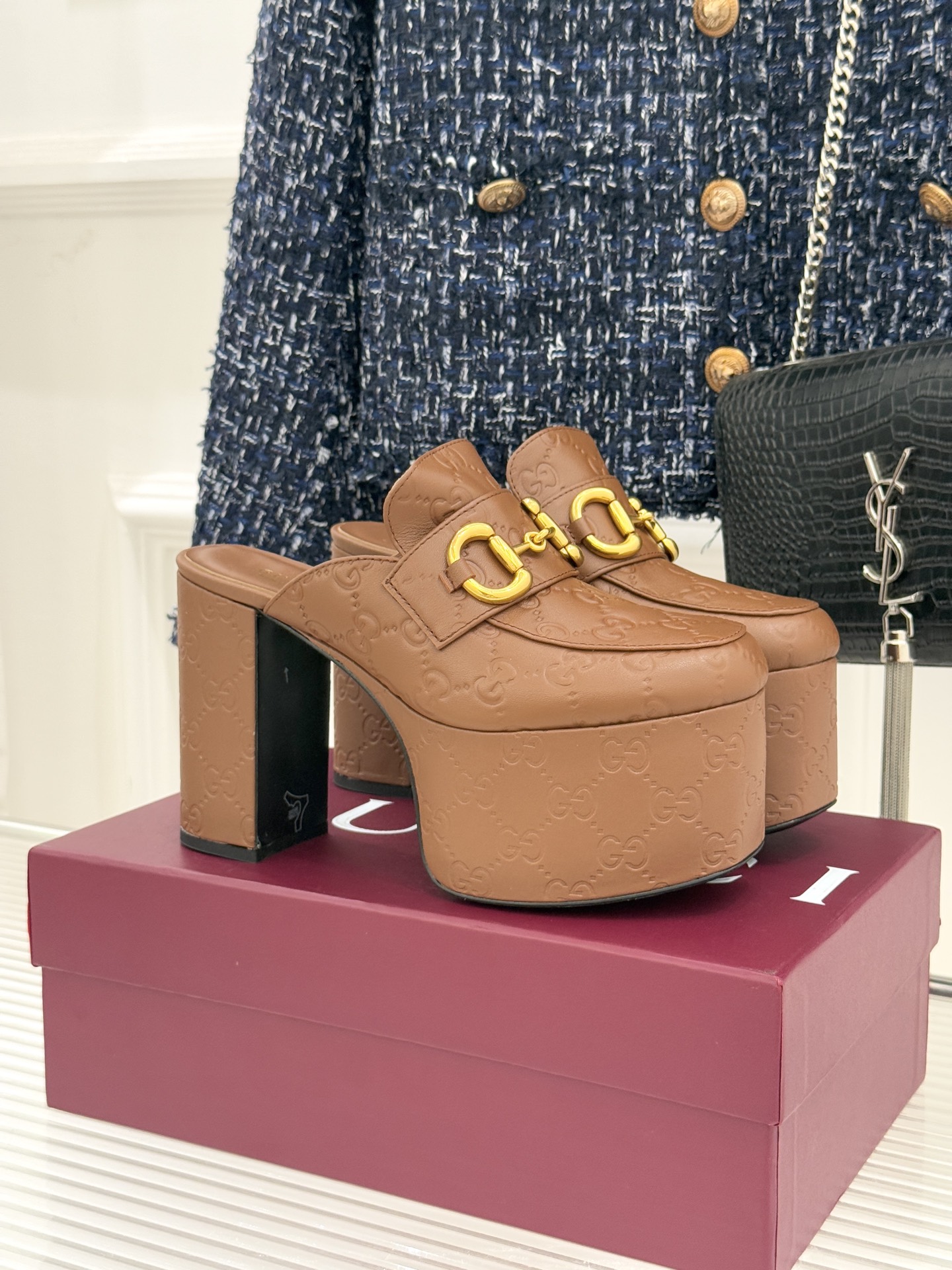 Gucci/古驰25WF新品防水台马衔扣高跟拖鞋承袭品牌马术本源的传奇印记标志性马衔扣以浅金色调闪耀鞋面