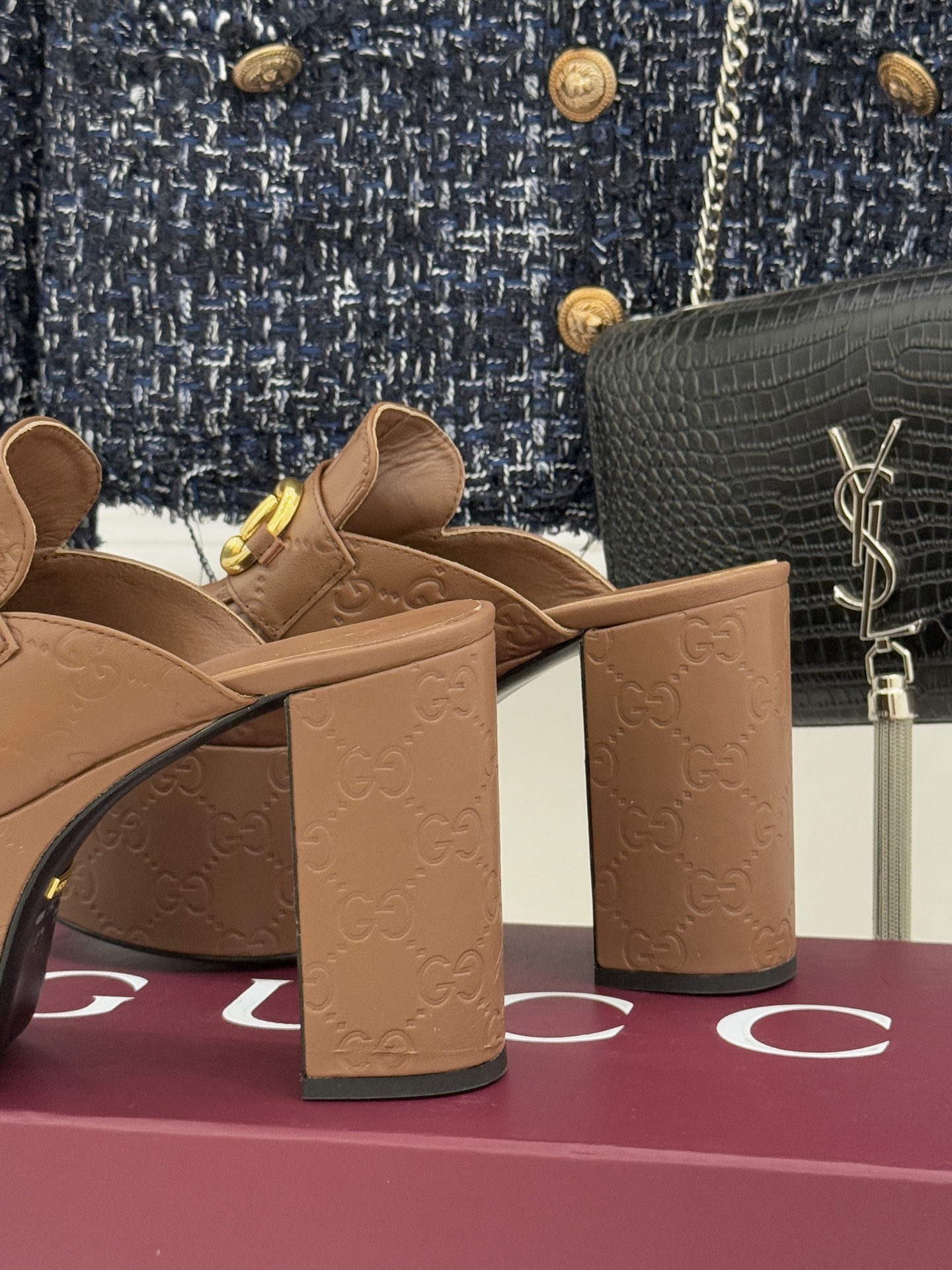 Gucci/古驰25WF新品防水台马衔扣高跟拖鞋承袭品牌马术本源的传奇印记标志性马衔扣以浅金色调闪耀鞋面