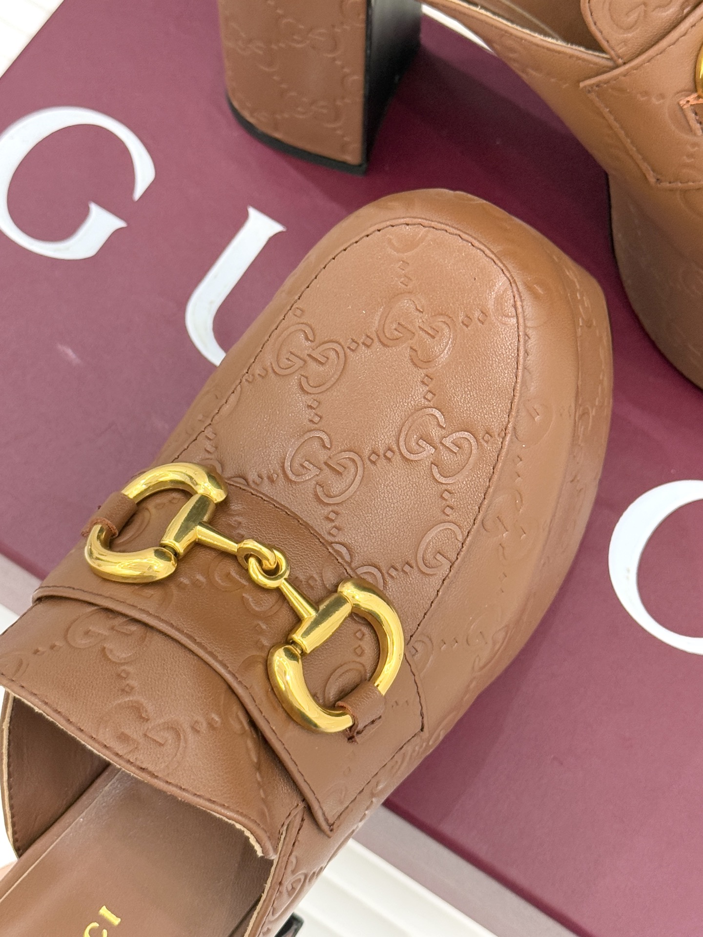 Gucci/古驰25WF新品防水台马衔扣高跟拖鞋承袭品牌马术本源的传奇印记标志性马衔扣以浅金色调闪耀鞋面