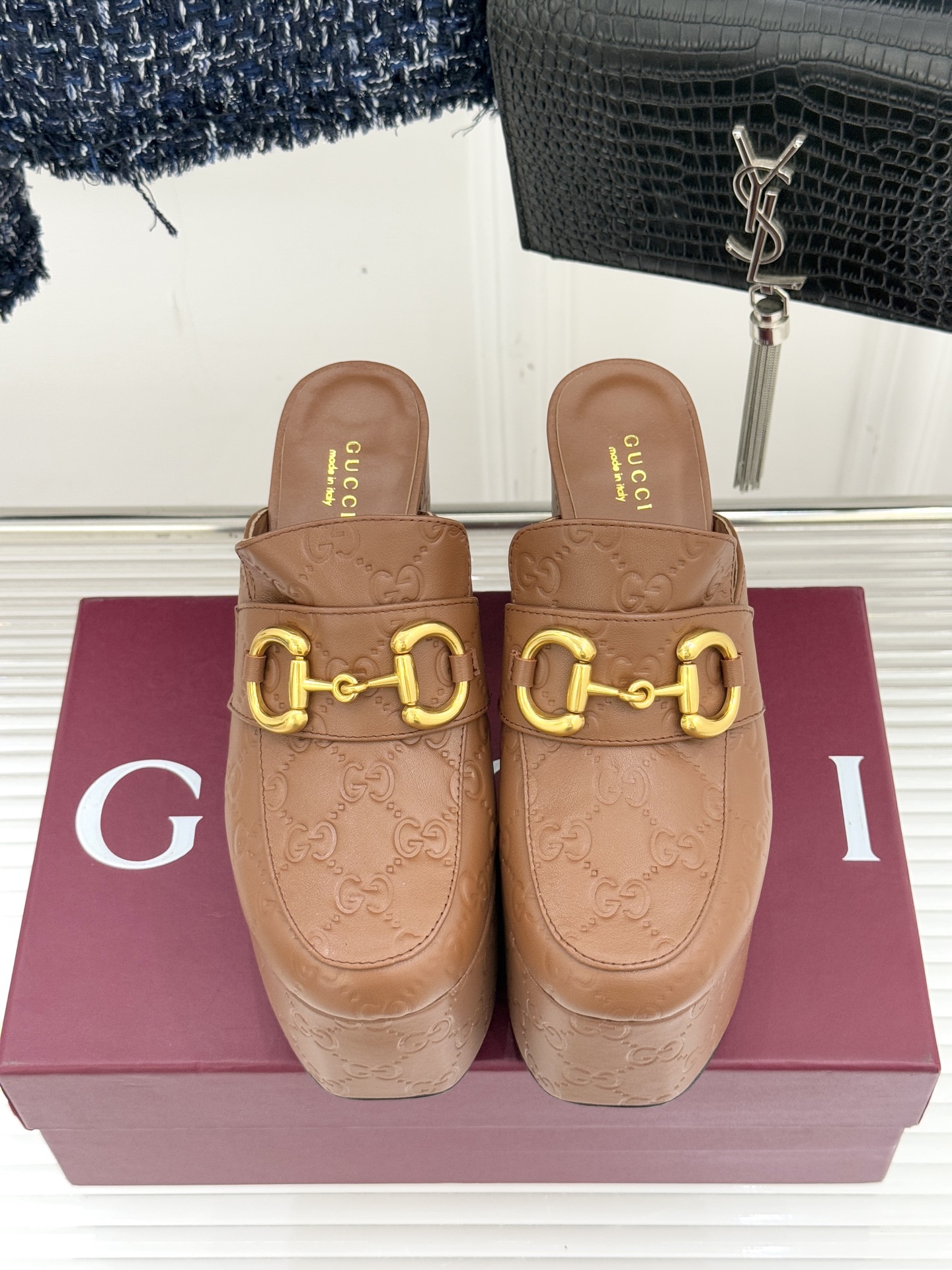 Gucci/古驰25WF新品防水台马衔扣高跟拖鞋承袭品牌马术本源的传奇印记标志性马衔扣以浅金色调闪耀鞋面