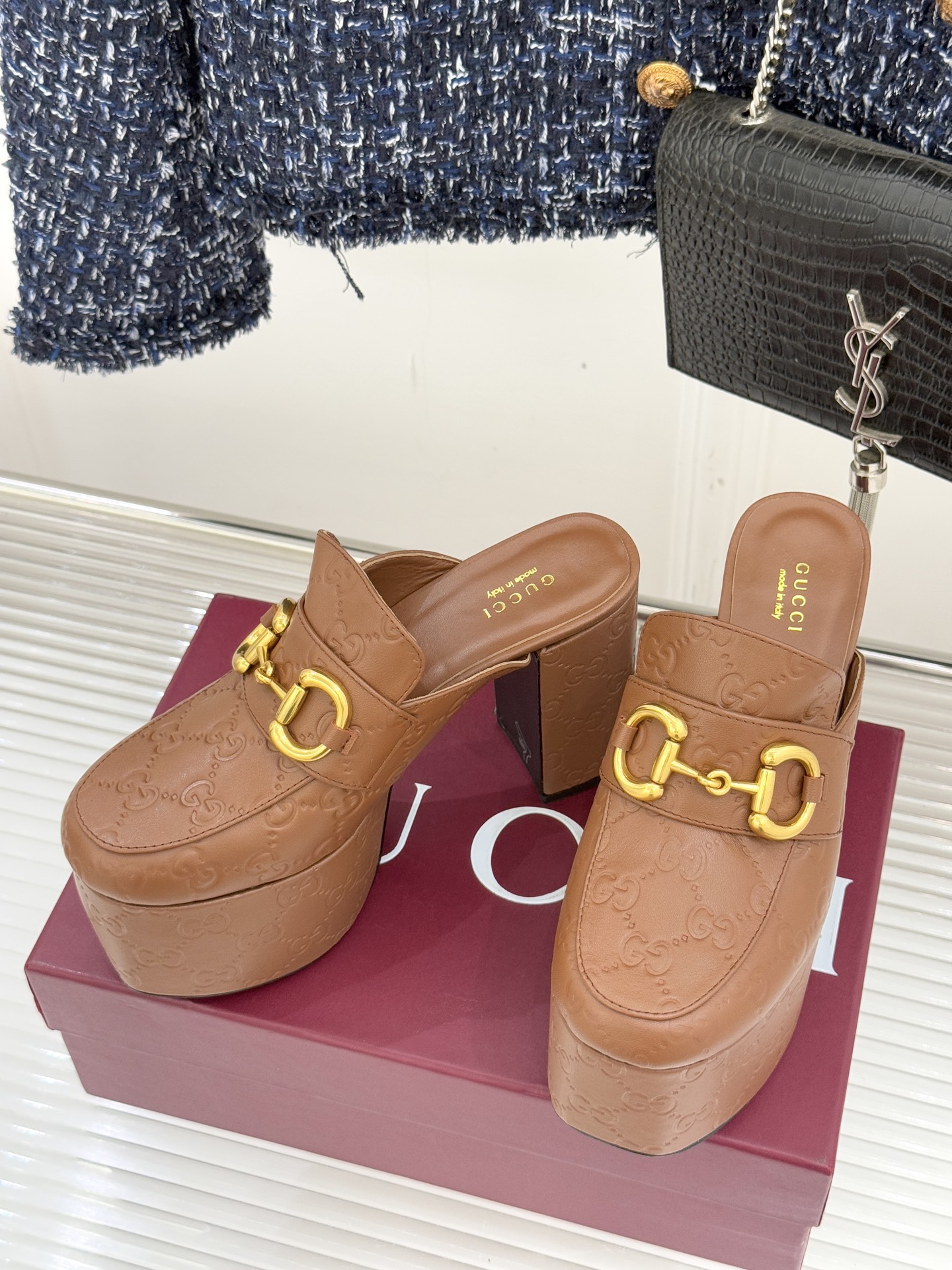 Gucci/古驰25WF新品防水台马衔扣高跟拖鞋承袭品牌马术本源的传奇印记标志性马衔扣以浅金色调闪耀鞋面