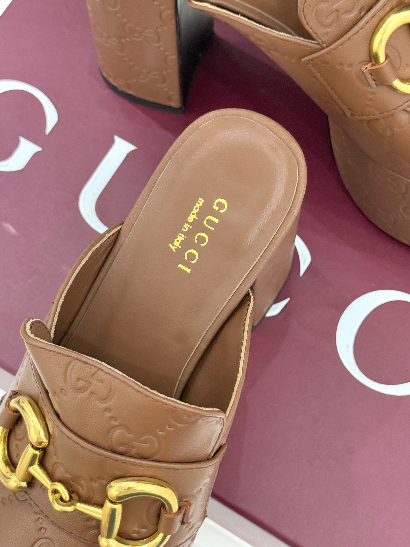 Gucci/古驰25WF新品防水台马衔扣高跟拖鞋承袭品牌马术本源的传奇印记标志性马衔扣以浅金色调闪耀鞋面