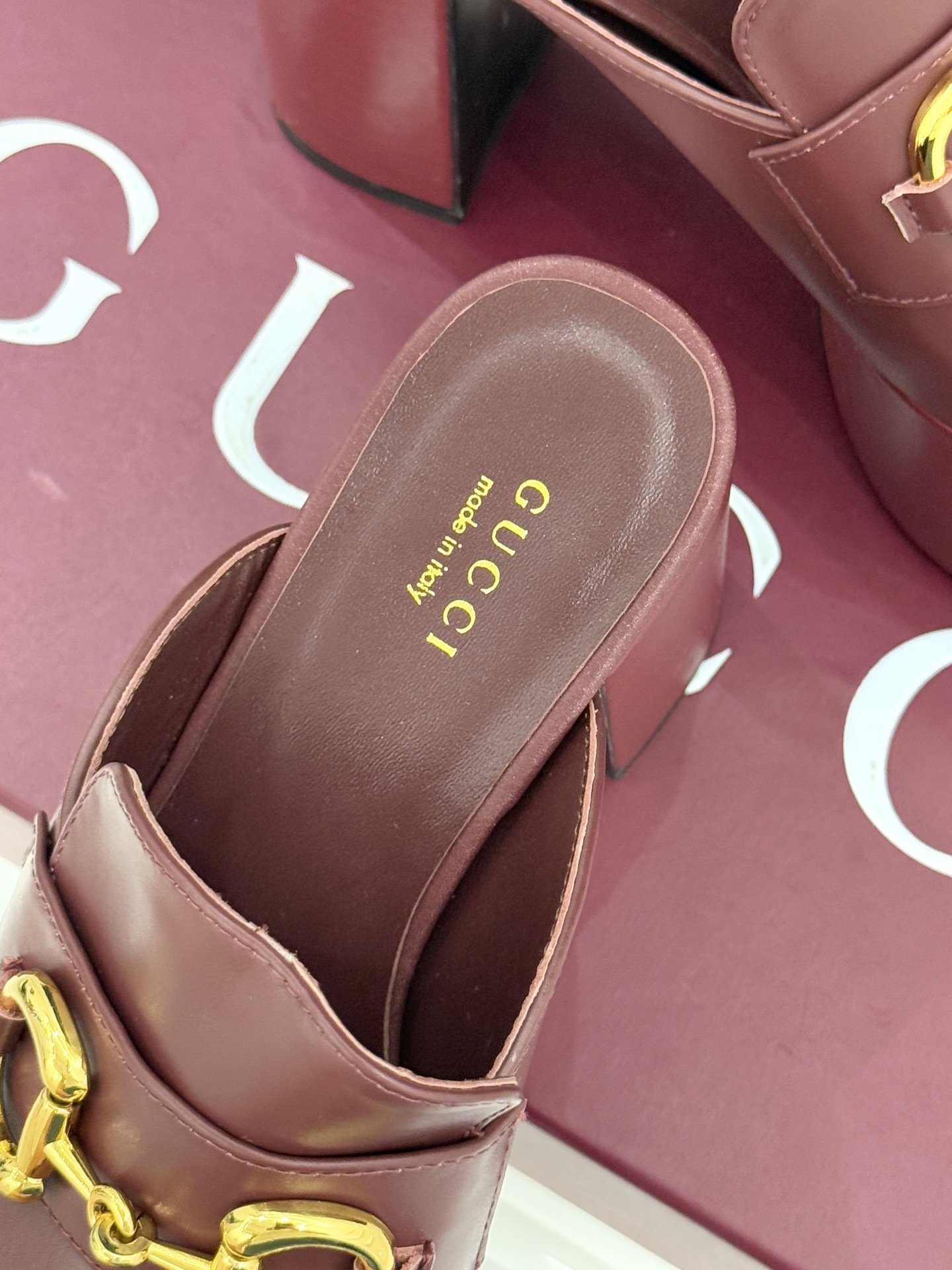 Gucci/古驰25WF新品防水台马衔扣高跟拖鞋承袭品牌马术本源的传奇印记标志性马衔扣以浅金色调闪耀鞋面