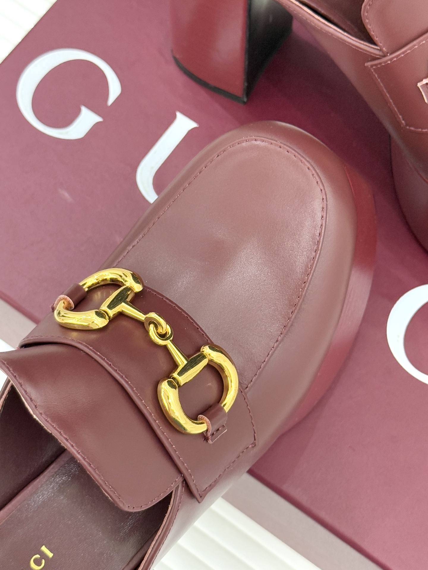 Gucci/古驰25WF新品防水台马衔扣高跟拖鞋承袭品牌马术本源的传奇印记标志性马衔扣以浅金色调闪耀鞋面