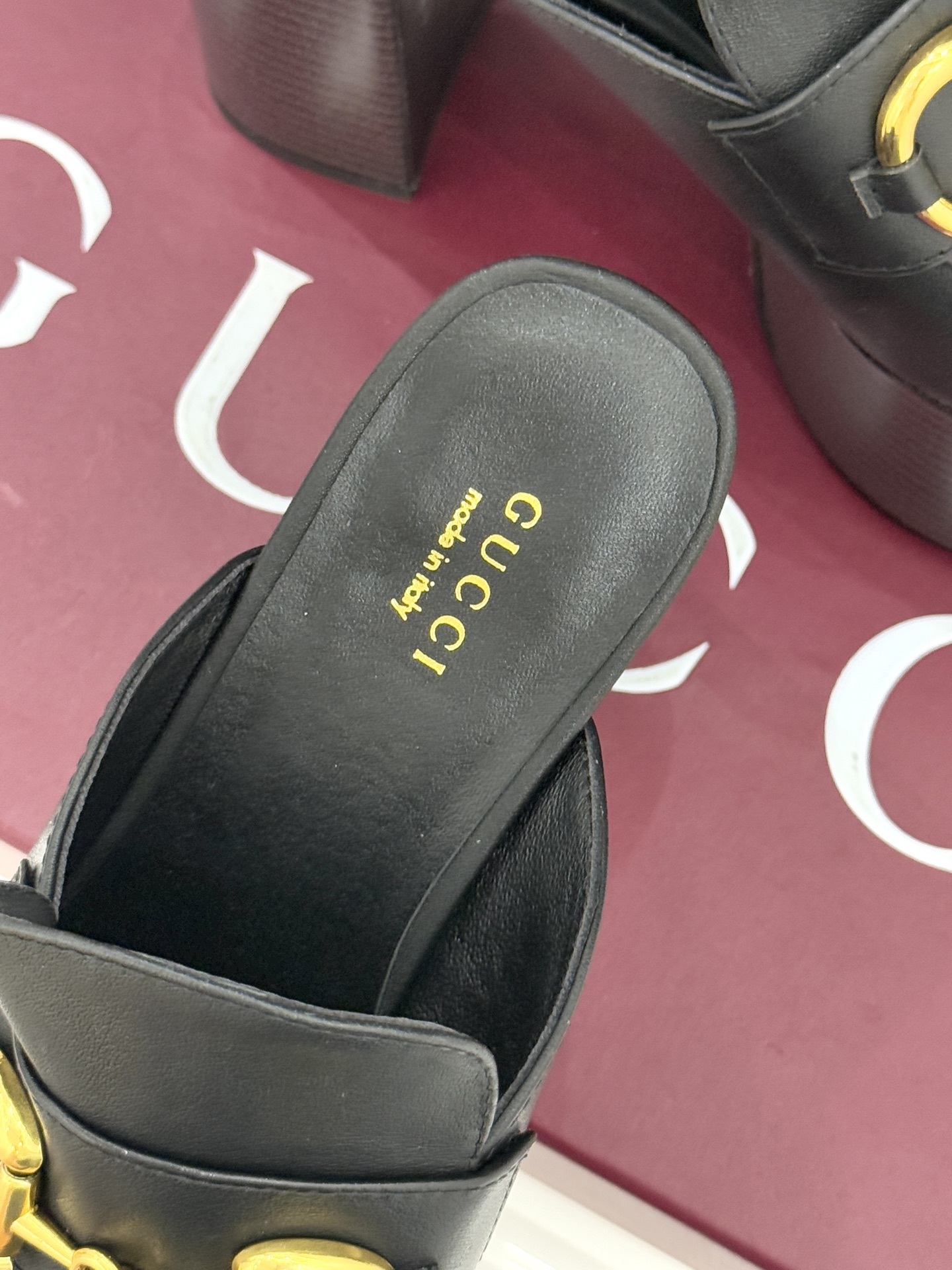 Gucci/古驰25WF新品防水台马衔扣高跟拖鞋承袭品牌马术本源的传奇印记标志性马衔扣以浅金色调闪耀鞋面