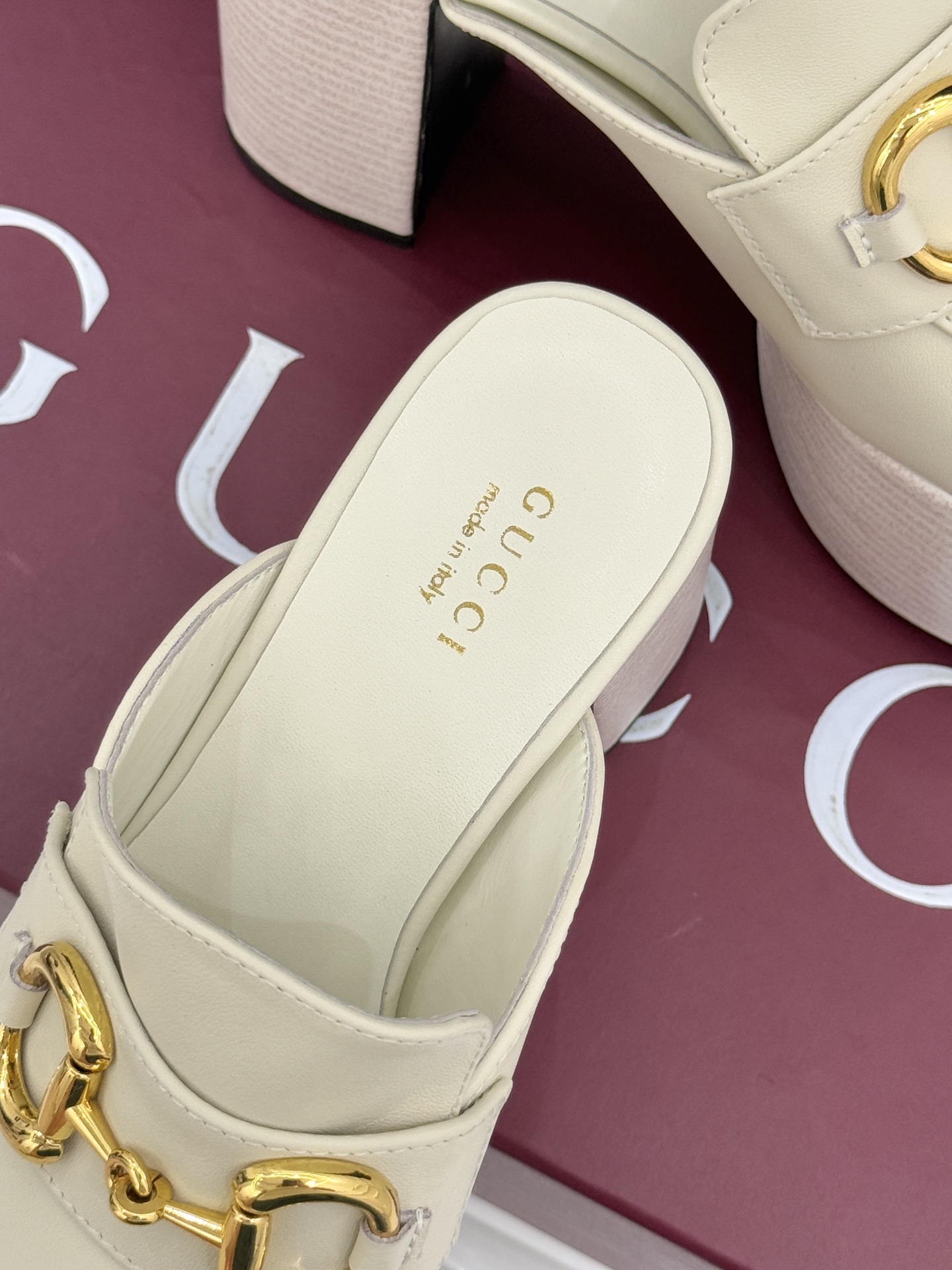 Gucci/古驰25WF新品防水台马衔扣高跟拖鞋承袭品牌马术本源的传奇印记标志性马衔扣以浅金色调闪耀鞋面