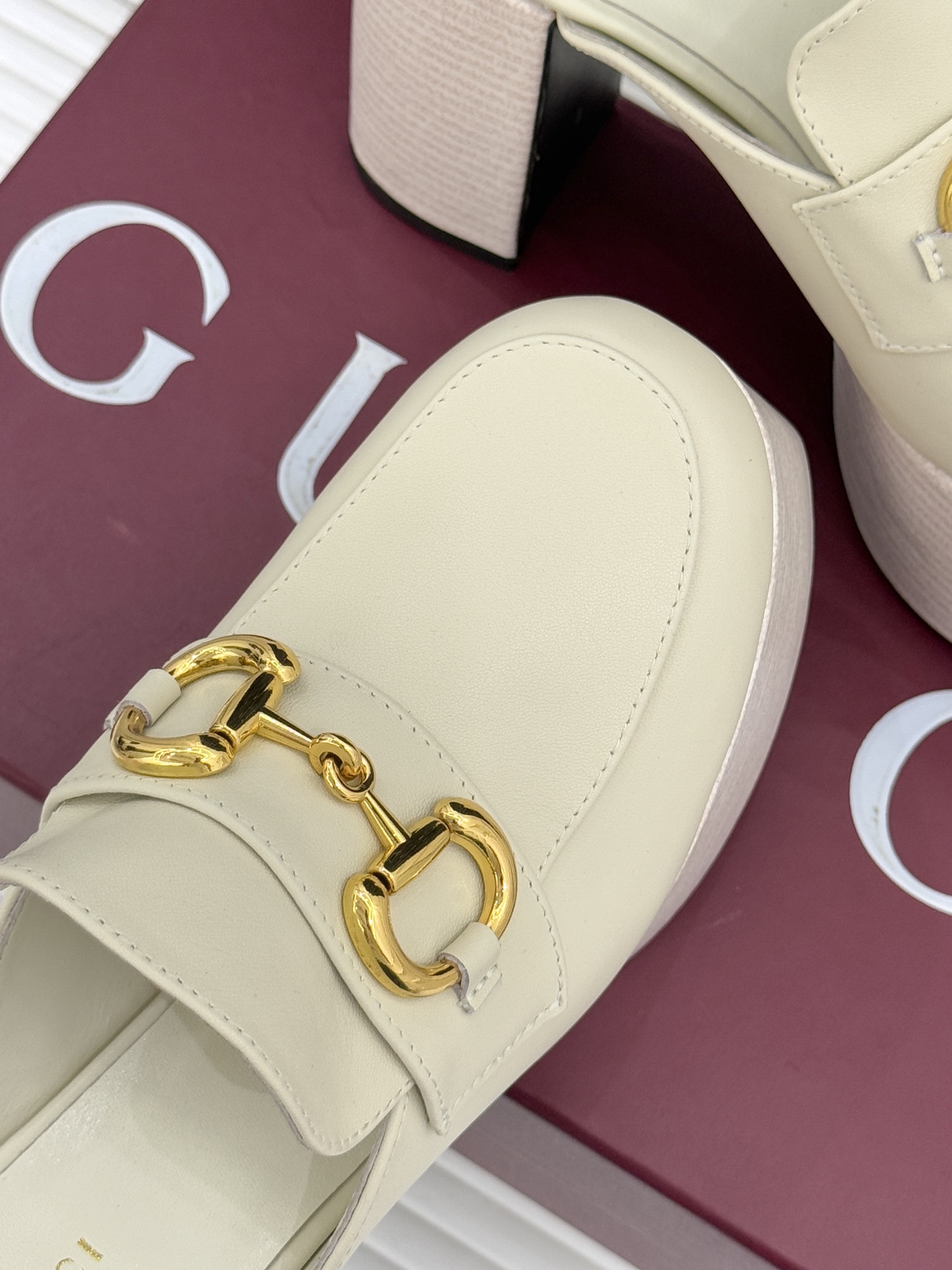 Gucci/古驰25WF新品防水台马衔扣高跟拖鞋承袭品牌马术本源的传奇印记标志性马衔扣以浅金色调闪耀鞋面