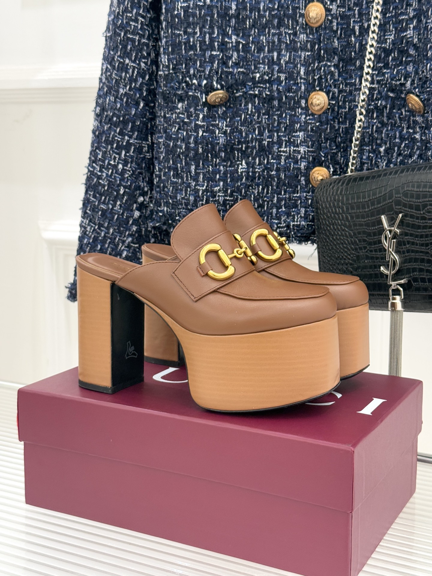 Gucci/古驰25WF新品防水台马衔扣高跟拖鞋承袭品牌马术本源的传奇印记标志性马衔扣以浅金色调闪耀鞋面