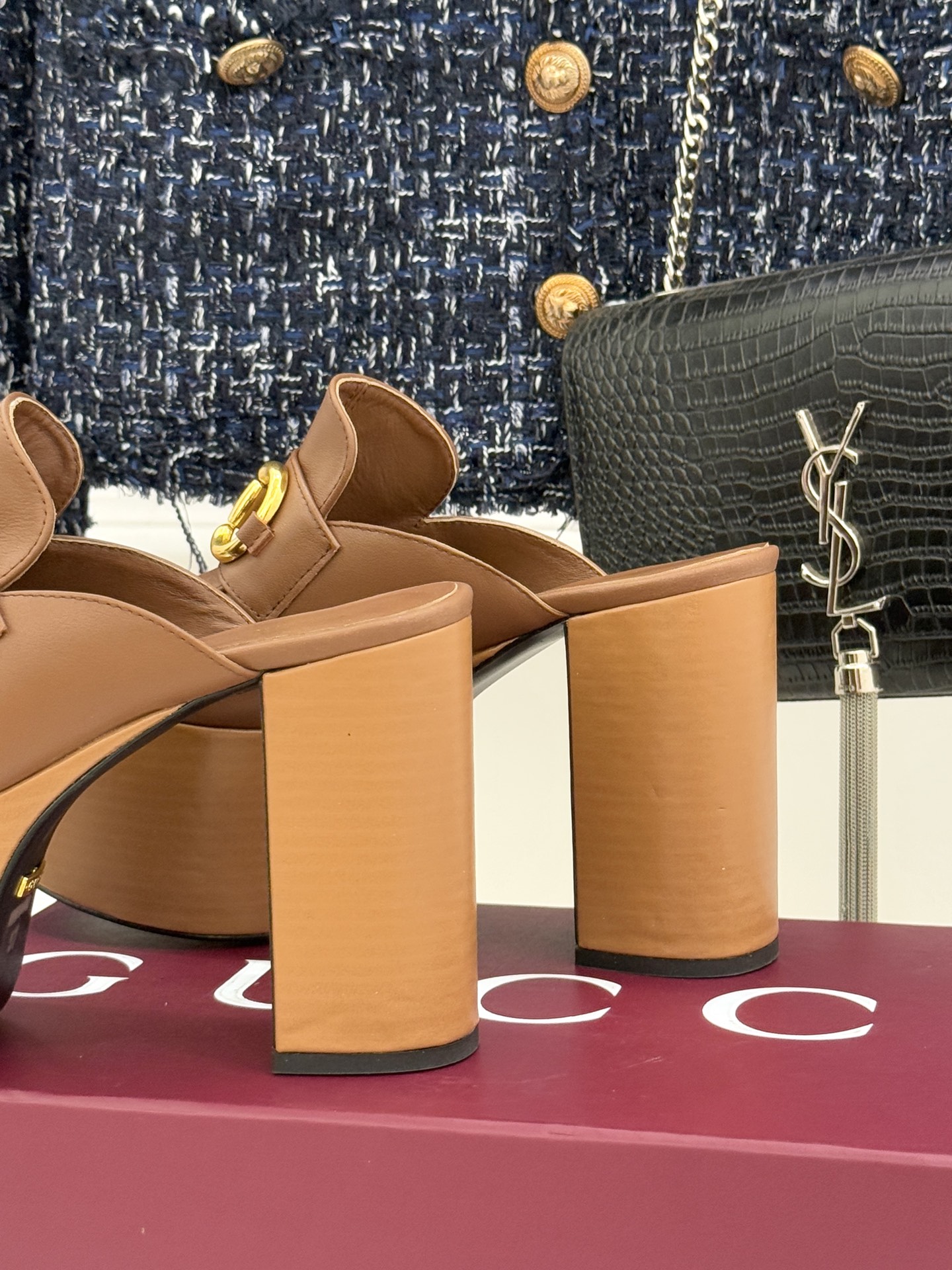 Gucci/古驰25WF新品防水台马衔扣高跟拖鞋承袭品牌马术本源的传奇印记标志性马衔扣以浅金色调闪耀鞋面