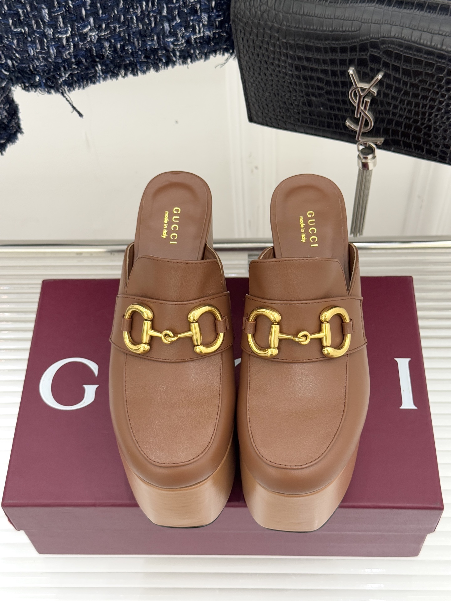 Gucci/古驰25WF新品防水台马衔扣高跟拖鞋承袭品牌马术本源的传奇印记标志性马衔扣以浅金色调闪耀鞋面