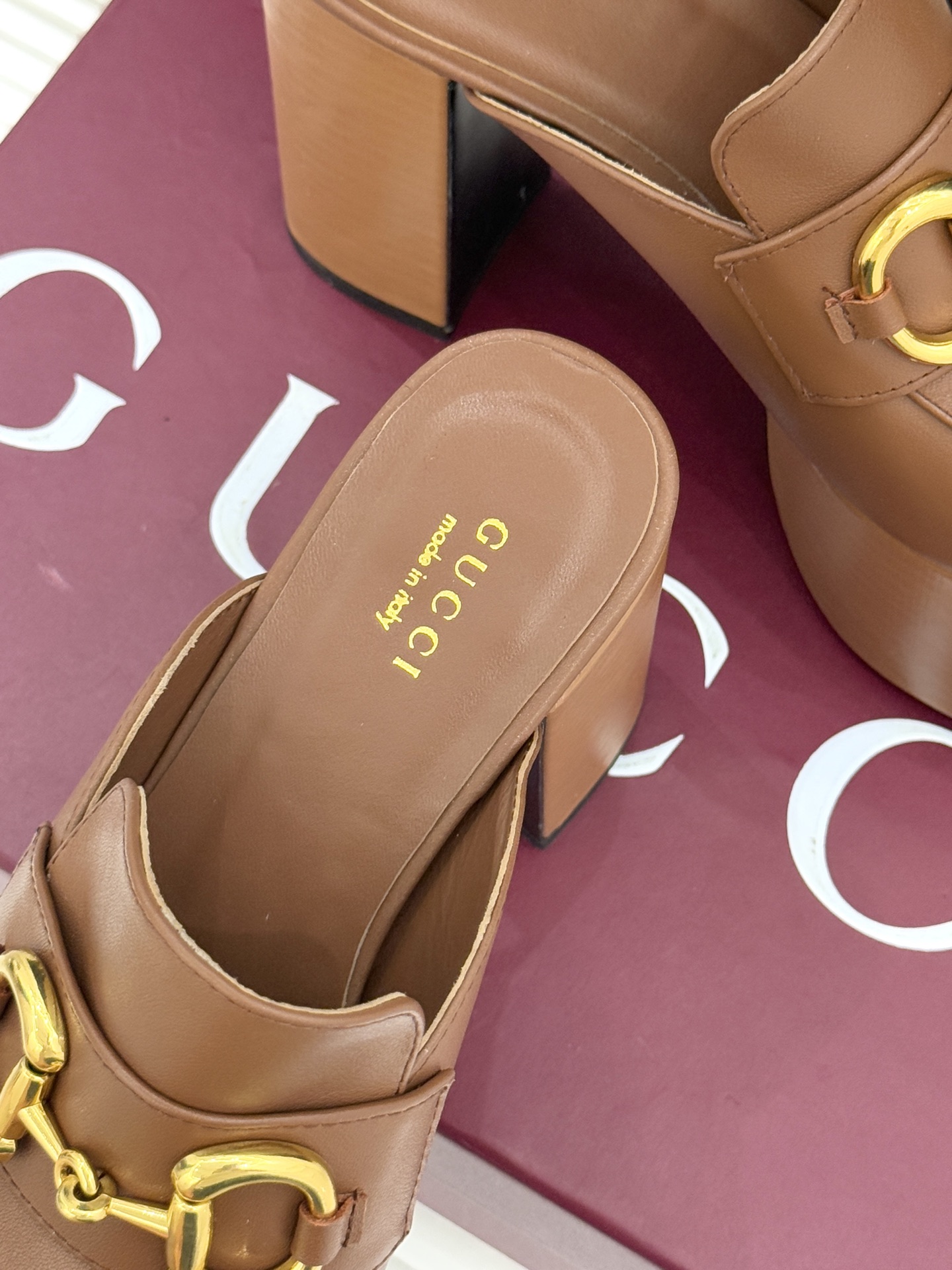 Gucci/古驰25WF新品防水台马衔扣高跟拖鞋承袭品牌马术本源的传奇印记标志性马衔扣以浅金色调闪耀鞋面