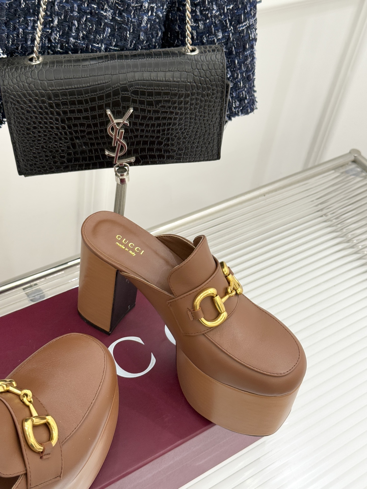 Gucci/古驰25WF新品防水台马衔扣高跟拖鞋承袭品牌马术本源的传奇印记标志性马衔扣以浅金色调闪耀鞋面