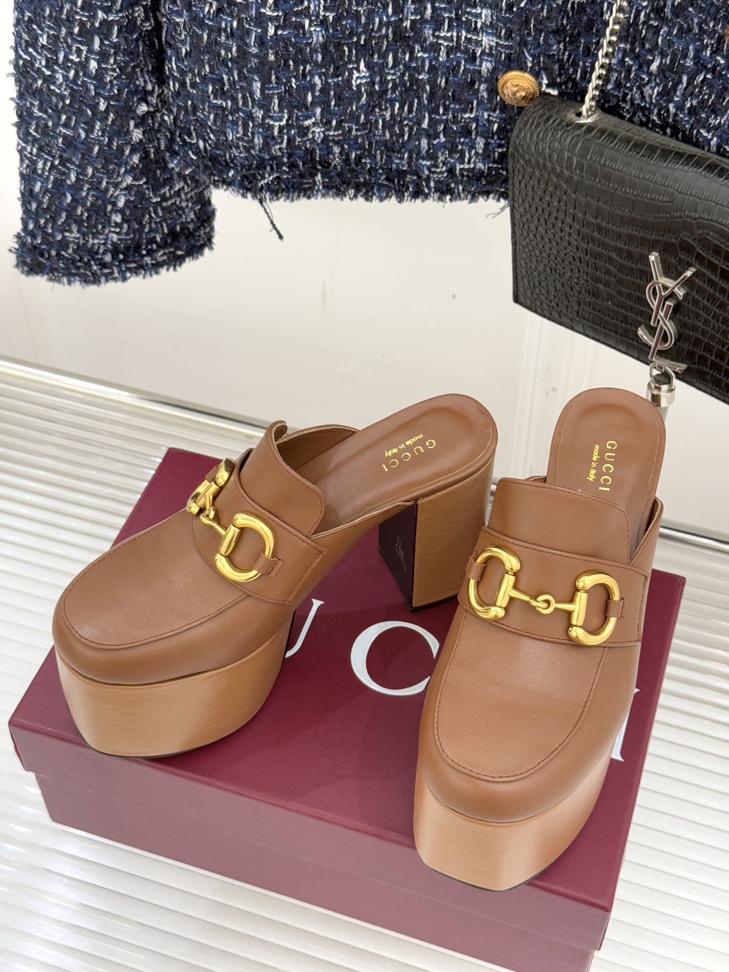 Gucci/古驰25WF新品防水台马衔扣高跟拖鞋承袭品牌马术本源的传奇印记标志性马衔扣以浅金色调闪耀鞋面