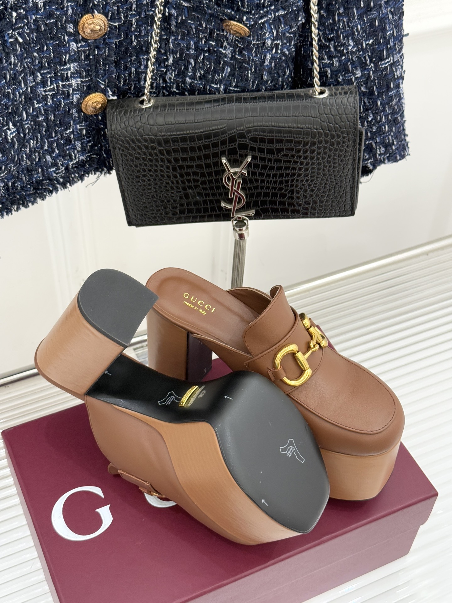 Gucci/古驰25WF新品防水台马衔扣高跟拖鞋承袭品牌马术本源的传奇印记标志性马衔扣以浅金色调闪耀鞋面