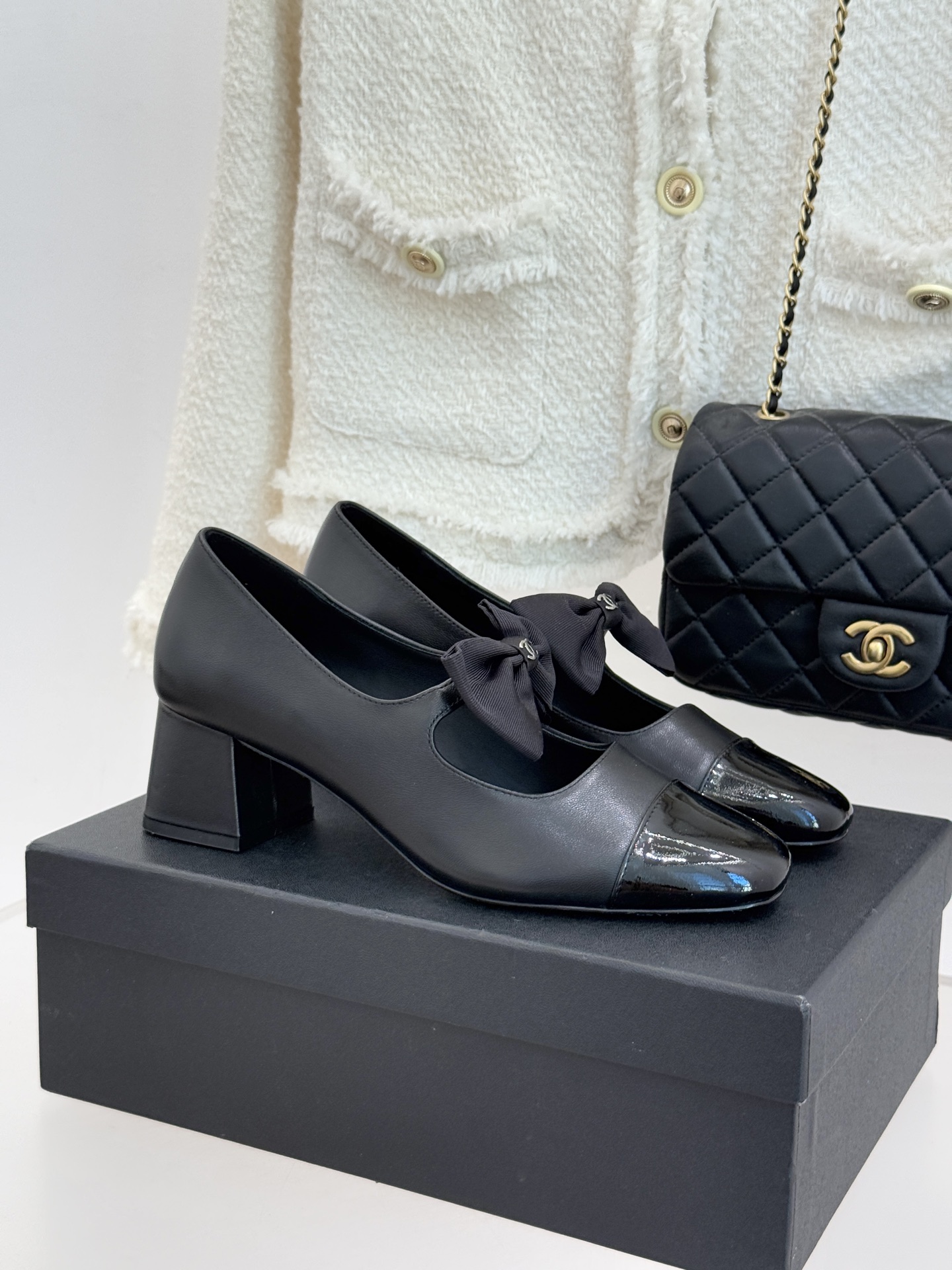 NO:564125,CHANE*｜Xiaoxiang 25k new product bow double C color matching block heel Mary Jane shoes. When the classic gene of color matching meets the smart bow knot, the elegant heritage of century-old Mary Jane shoes is reinterpreted. The 5cm thick heel firmly supports the confident posture. From commuting suit pants to dating suspenders, one shoe is suitable for multiple scenes and can easily switch between sophistication and gentleness. This pair of shoes carries the spirit of freedom and Hepburn elegance, making every step a perfect balance between classic and modern.  The fabric is made of original customized leather, the inner pads are all sheepskin, the genuine leather outsole imported from Italy size35-39 (customized 40/41), single shoes, chanel, mary jane, skirts, business suit, sheepskin, Leather soles19860909CHANE*｜小香25k新品蝴蝶结双C拼色 粗跟玛丽珍鞋 当拼色的经典基因邂逅灵动蝴蝶结 将百年玛丽珍鞋的优雅底蕴重新注解 5cm粗跟稳稳撑起自信姿态 从通勤西装裤到约会吊带裙 一鞋适配多重场景 轻松切换干练与温柔. 这双承载着自由精神与赫本式优雅的鞋履 让每一步都成为经典与摩登的完美平衡. 面料采用原版定制皮料 内里垫脚均为羊皮 意大利进口真皮大底 size35-39（40/41定制）,单鞋,chanel,mary jane,skirts,business suit,sheepskin,Leather soles,Women's Shoes