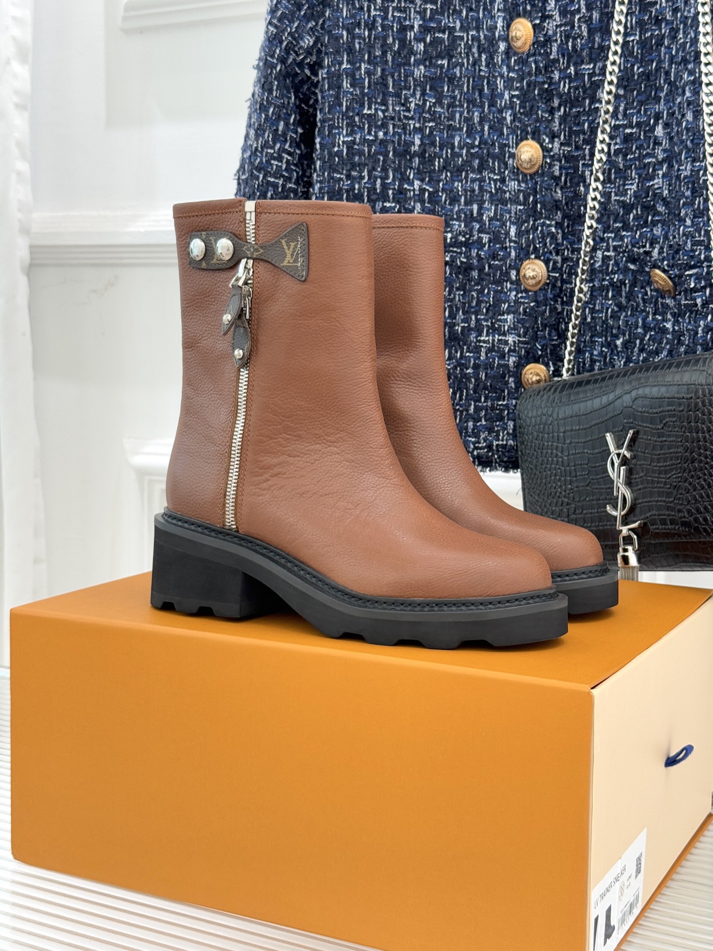 驴牌25WF秋冬新品侧拉链厚底短靴这双厚底短靴便以“力量感优雅”破局将经典靴型重塑为当代女性的风格铠甲。