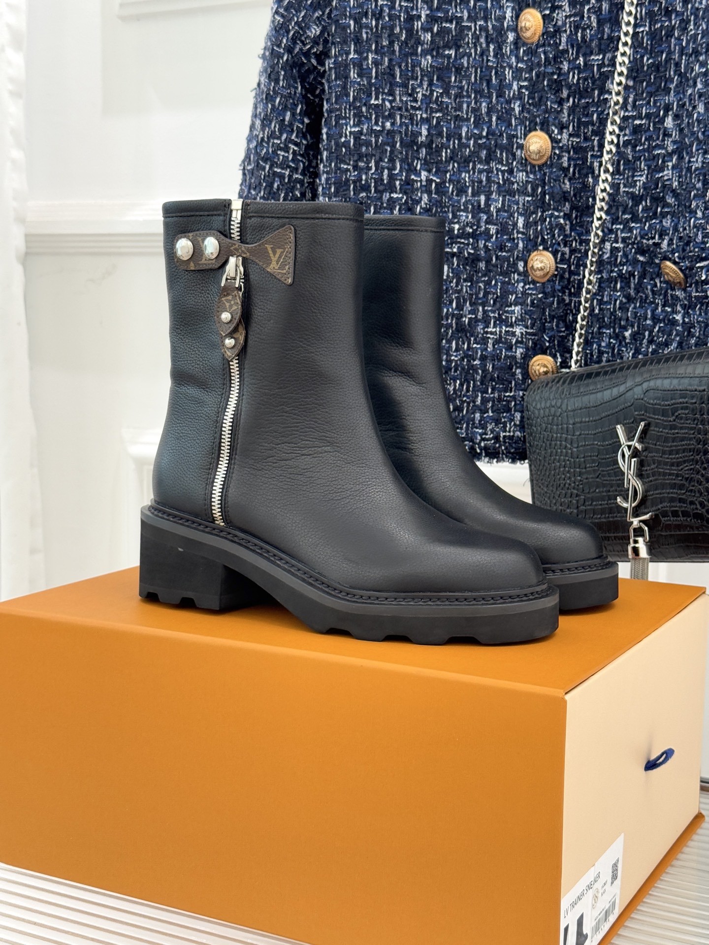 NO:562852,Donkey brand 25WF new autumn and winter side zipper thick-soled short boots. This pair of thick-soled short boots breaks the trend with 'powerful elegance' and reshapes the classic boot shape into a style armor for contemporary women. It has its own brand recognition and is more layered. The side metal zipper design is not only a practical and ingenious idea, but also has a sharp sound and cool luster when pulled. It also takes into account the visual effect of increasing leg length and breaking the stereotype of 'bulky' thick-soled shoes.  Knee-length boots accurately fit the curves of the legs. The slightly loose silhouette that does not pick up the leg shape can not only modify the calf line but also easily accommodate trousers. Paired with a leather windbreaker, she is an urban female knight with full aura. Paired with a short leather jacket and tights, even when worn with a soft knitted long skirt, it can still amaze the audience with the contrast between strength and softness. The fabric is made of original calfskin, and the lining of the toes is made of sheepskin.   Original molded custom anti-slip outsole size 35-39 (customized 40/41), boots, louis vuitton, boots, skirts, leather jacket, cowhide, sheepskin19860909驴牌25WF秋冬新品侧拉链厚底短靴 这双厚底短靴便以“力量感优雅”破局 将经典靴型重塑为当代女性的风格铠甲. 自带品牌辨识度的同时更显层次 侧边金属拉链设计不仅是实用巧思 拉动时的利落声响与冷冽光泽 兼顾增高显腿长的视觉效 打破厚底鞋“笨重”的刻板印象. 及膝靴筒精准贴合腿部曲线 不挑腿型的微宽松廓形既能修饰小腿线条 又能轻松容纳裤装 搭配皮质风衣 是气场全开的都市女骑士 配短款皮衣与紧身裤 即便与柔美的针织长裙同穿 也能以刚柔并济的反差感惊艳全场. 面料采用原版小牛皮 内里踮脚均为羊皮 原版开模定制防滑大底 size35-39（40/41定制）,靴子,louis vuitton,boots,skirts,leather jacket,cowhide,sheepskin,Women's Shoes