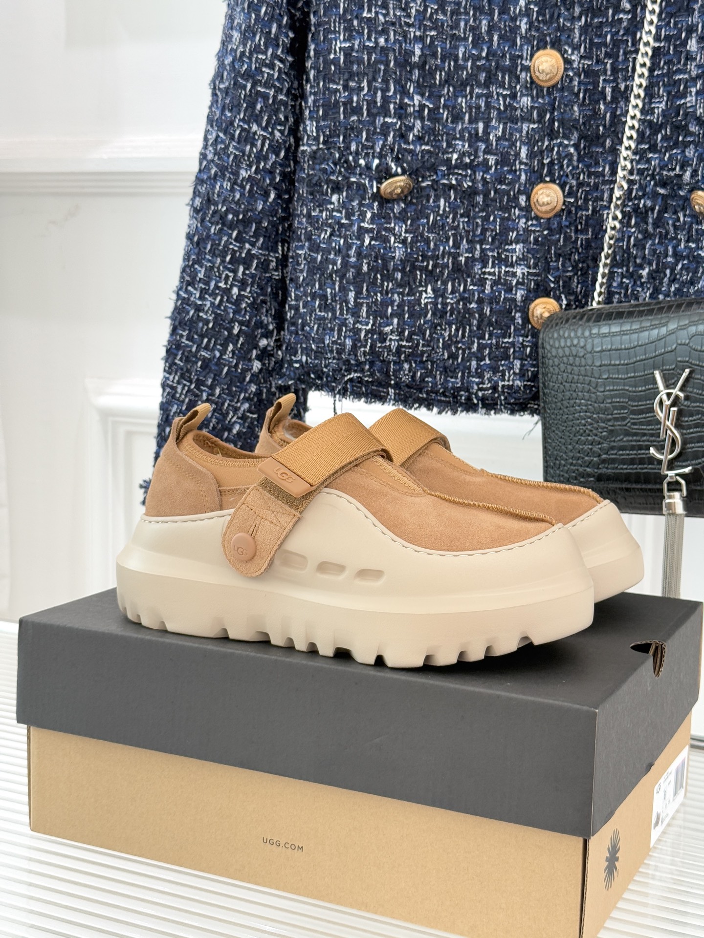 NO:562845,UGG25WF New Velcro Wool Thick Sole Casual Sports Shoes When California's free genes collide with practical design UGG casual sports shoes redefine daily comfort. Hidden the iconic wool warmth into sports shoes. The wide Velcro on the upper can be flexibly adjusted with the instep. It can accurately fit whether it is a wide foot or a high instep. The high-quality wool inside has its own natural warmth and moisture absorption. It can keep your feet dry even when traveling in autumn and winter. The thick sole design of about 5 cm hides the height increase factor.  Paired with a non-slip rubber outsole, it takes into account both aura and a steady gait. From jeans for commuting to sports suits for weekends, this pair of shoes with the gene of 'freedom from the inside out' makes daily wear both relaxed and trendy. size 35-40, casual shoes/sports shoes, sneakers, jeans19860909UGG25WF新品魔术贴羊毛厚底 休闲运动鞋 当加州的自由基因撞上实用设计 UGG休闲运动鞋重新定义日常舒适感 把标志性羊毛暖意藏进运动鞋履 鞋面的宽幅魔术贴随脚背灵活调节 无论是宽脚还是高脚背都能精准贴合 内里的优质羊毛自带天然暖意与吸湿力 即便秋冬出行也能保持双脚干爽 约5厘米的厚底设计暗藏增高心机 搭配防滑橡胶大底 兼顾气场与稳健步态. 从通勤的牛仔裤到周末的运动套装 这双藏着“从内到外自在”基因的鞋履 让日常穿搭既有松弛感 又不失潮流态度. size35-40,休闲鞋/运动鞋,sneakers,jeans,Women's Shoes