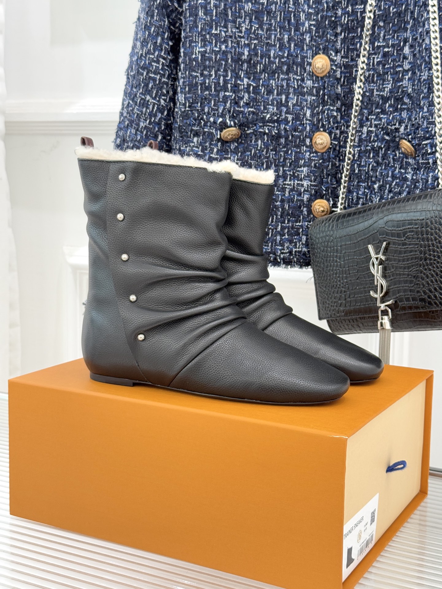 驴牌25WF秋冬新品走秀铆钉堆堆靴雪地靴这款雪地靴以「柔软工业主义」重构寒冬美学。堆堆叠叠的蓬松轮廓藏住