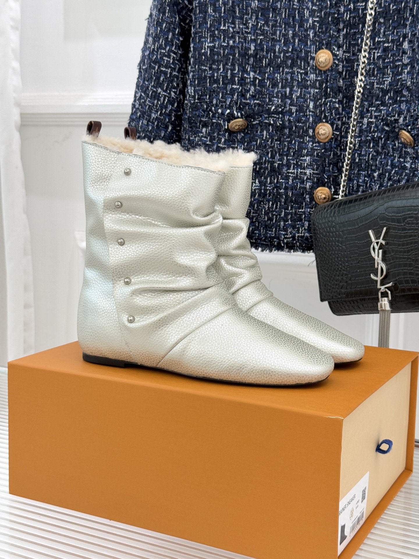 驴牌25WF秋冬新品走秀铆钉堆堆靴雪地靴这款雪地靴以「柔软工业主义」重构寒冬美学。堆堆叠叠的蓬松轮廓藏住