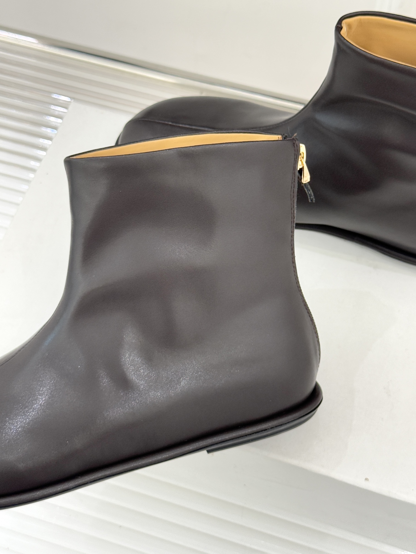 The row 25WF秋冬新品复古平底短靴极简主义的设计风格上脚超级显瘦又舒适日常随心搭配裙子 裤子 