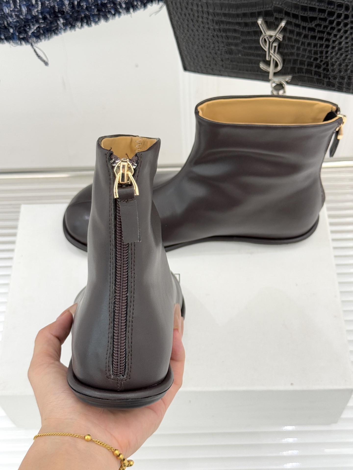 The row 25WF秋冬新品复古平底短靴极简主义的设计风格上脚超级显瘦又舒适日常随心搭配裙子 裤子 