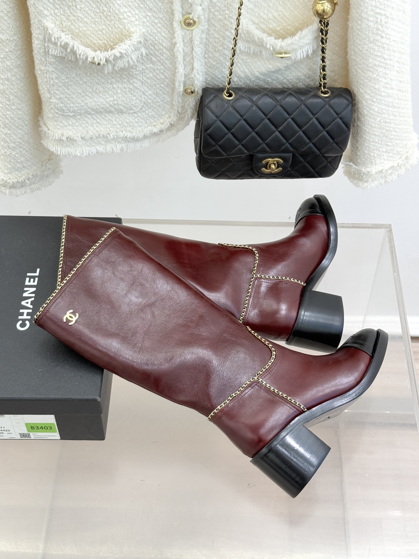 CHANE*｜小香25K双C拼色链条粗跟长靴当拼色肌理碰撞金属链条双C标识在靴身点亮光芒这款长靴以品牌百