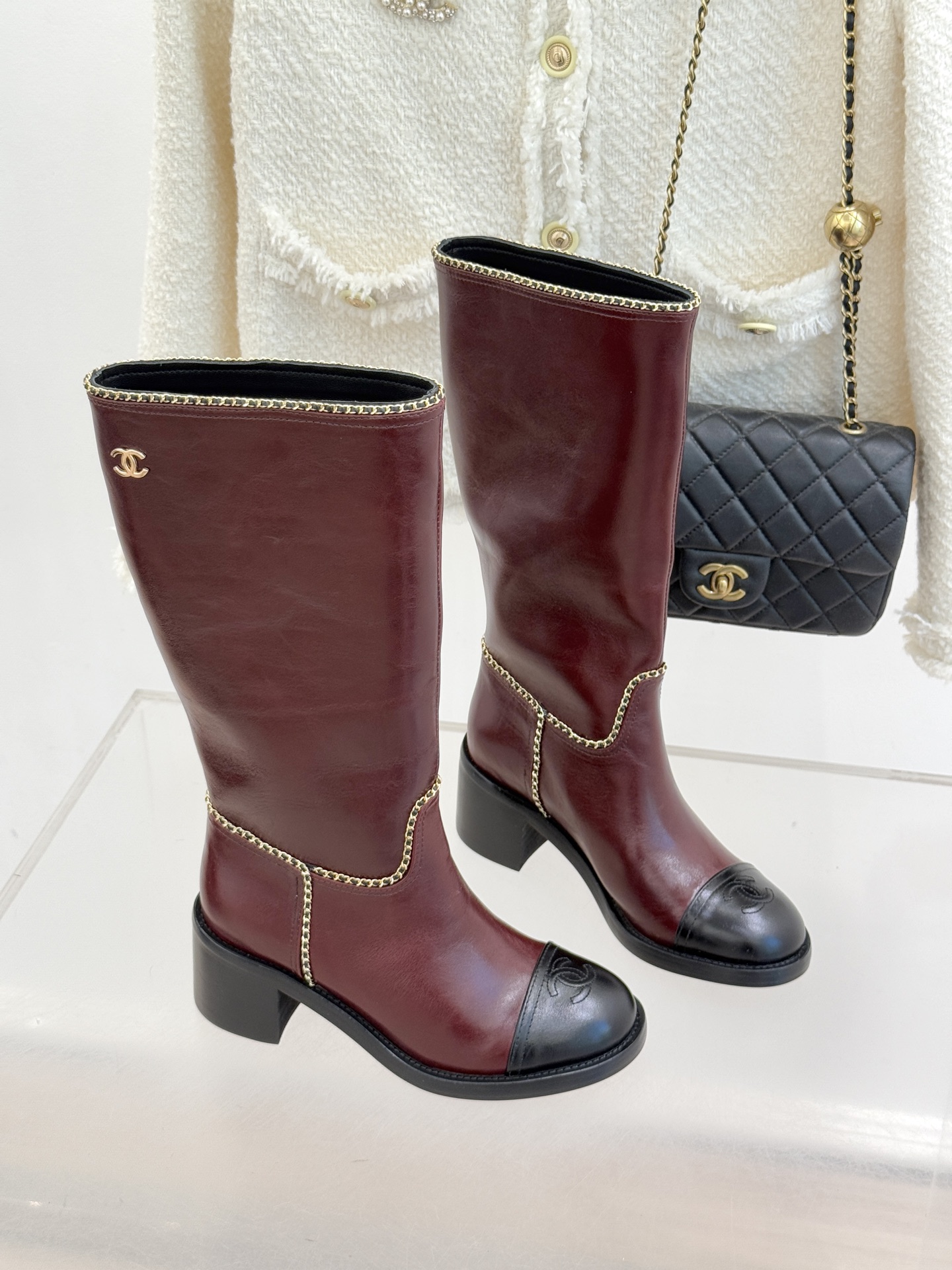 CHANE*｜小香25K双C拼色链条粗跟长靴当拼色肌理碰撞金属链条双C标识在靴身点亮光芒这款长靴以品牌百