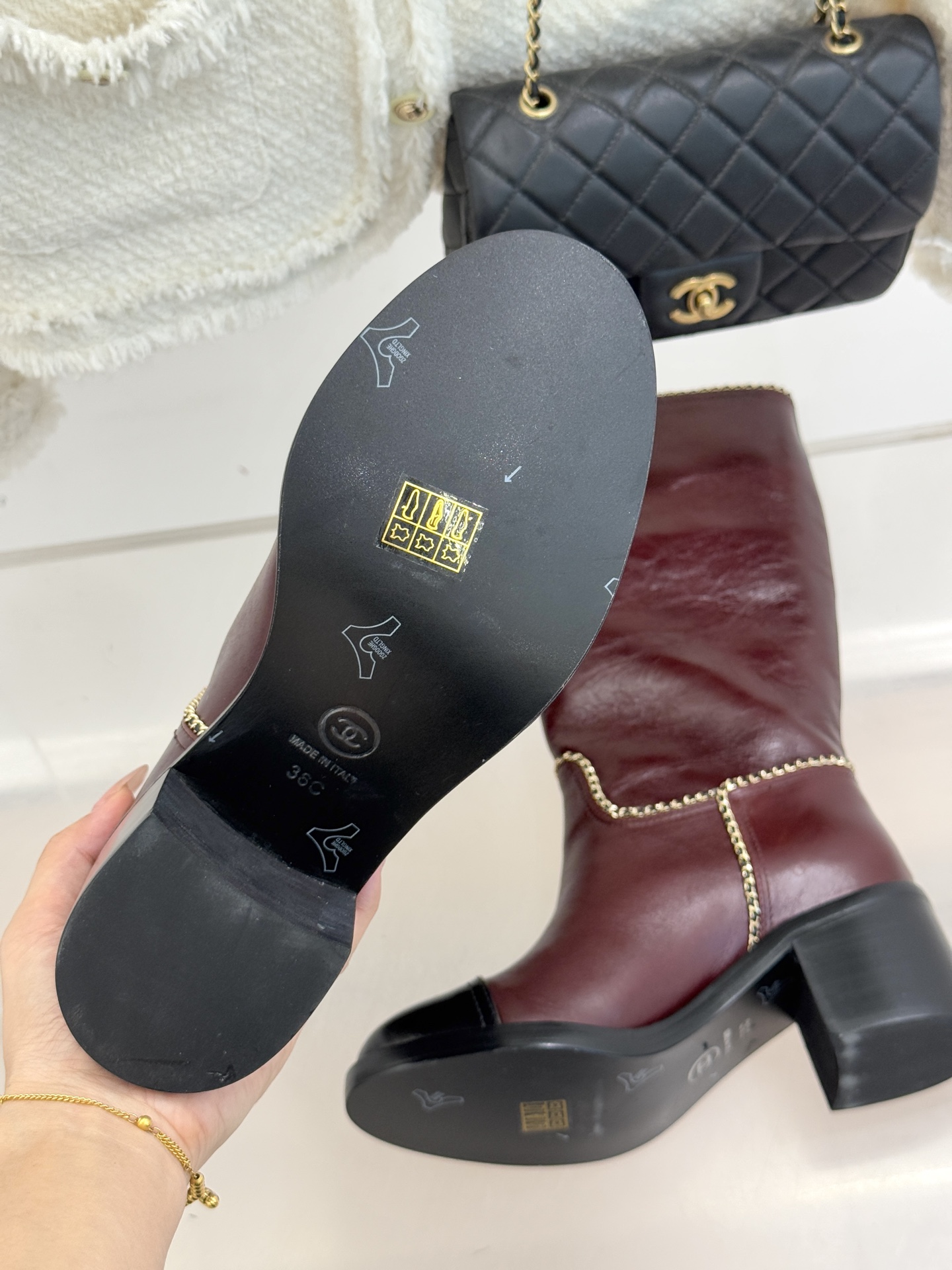 CHANE*｜小香25K双C拼色链条粗跟长靴当拼色肌理碰撞金属链条双C标识在靴身点亮光芒这款长靴以品牌百