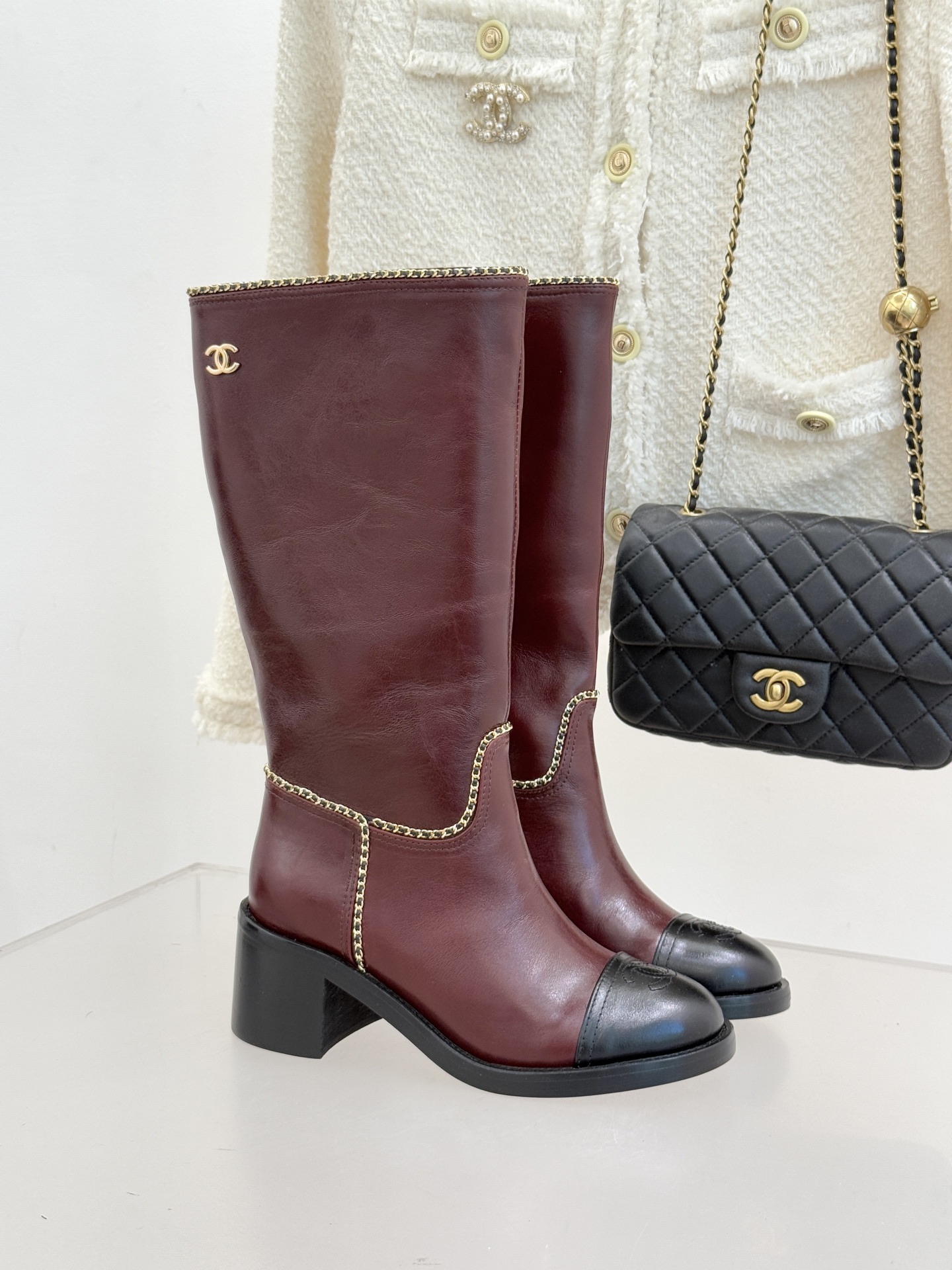 CHANE*｜小香25K双C拼色链条粗跟长靴当拼色肌理碰撞金属链条双C标识在靴身点亮光芒这款长靴以品牌百