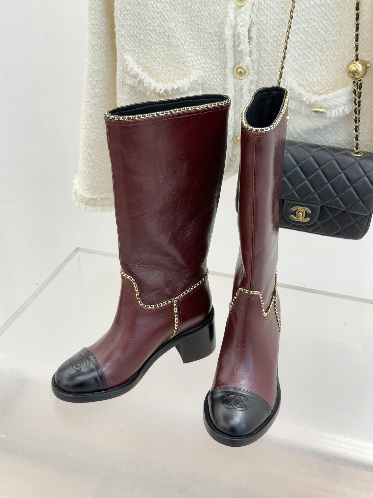 CHANE*｜小香25K双C拼色链条粗跟长靴当拼色肌理碰撞金属链条双C标识在靴身点亮光芒这款长靴以品牌百