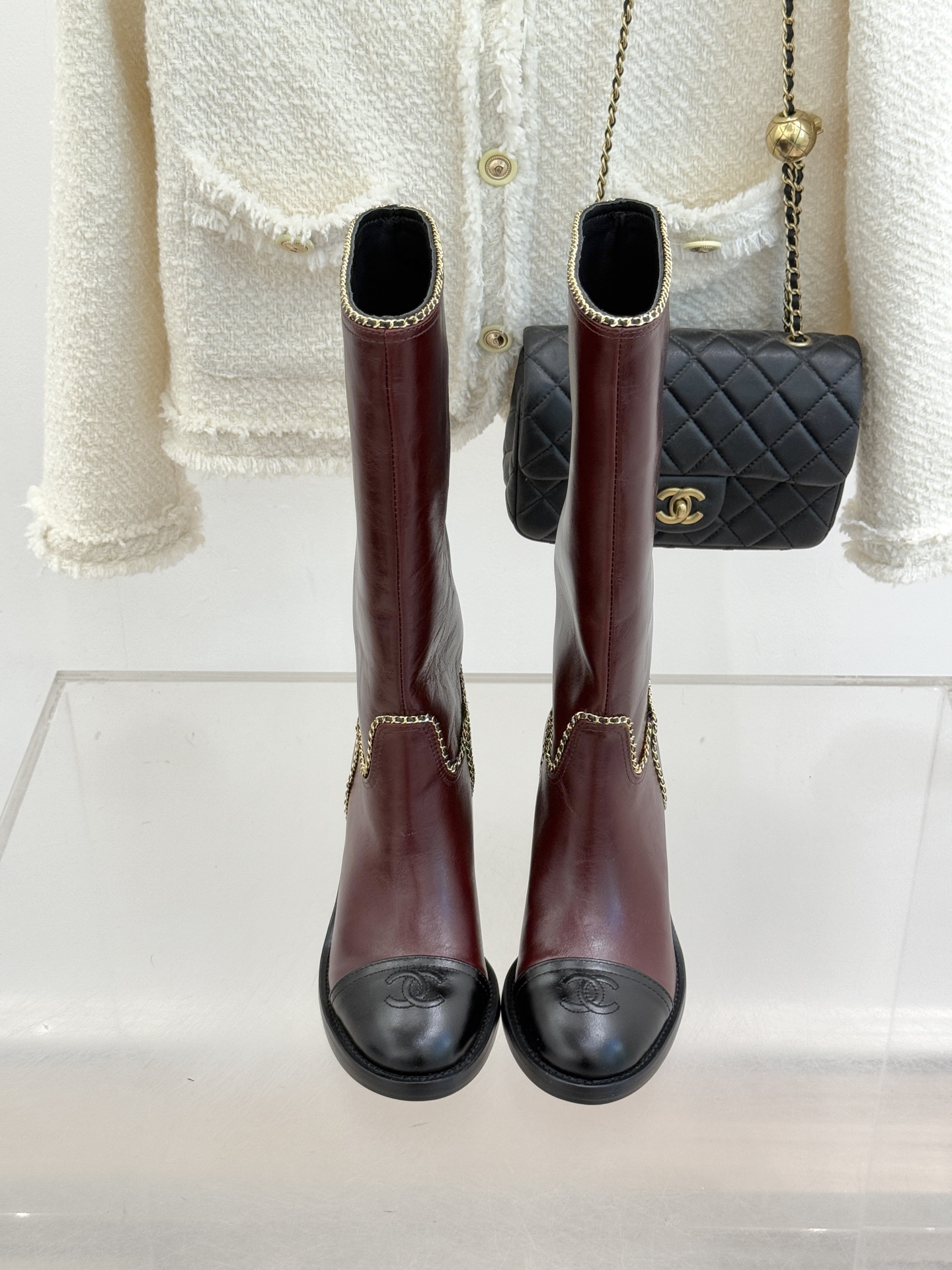 CHANE*｜小香25K双C拼色链条粗跟长靴当拼色肌理碰撞金属链条双C标识在靴身点亮光芒这款长靴以品牌百