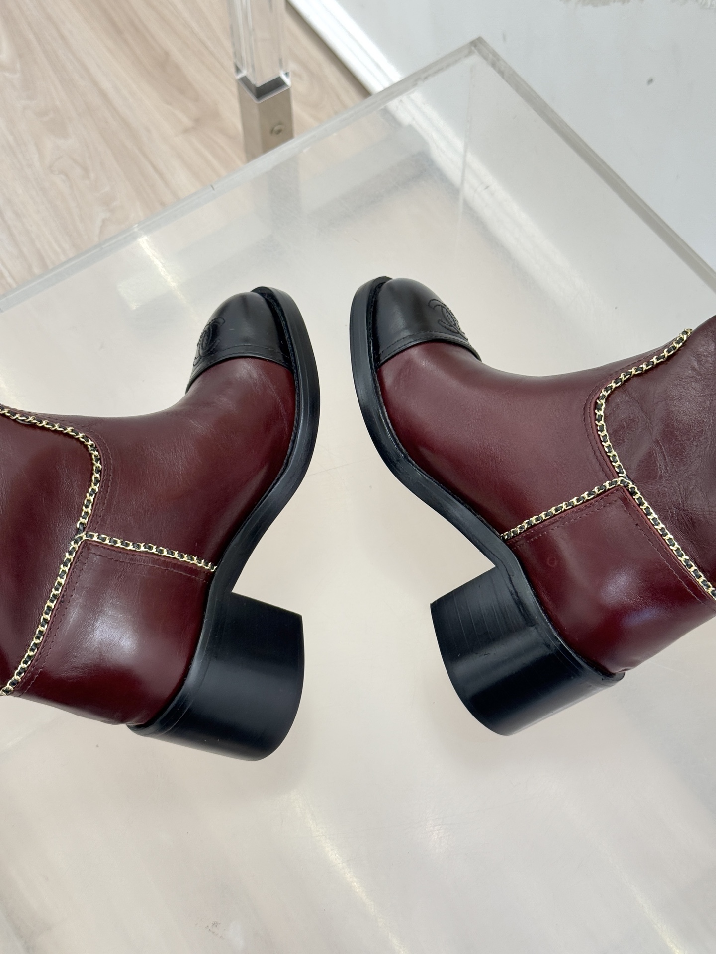 CHANE*｜小香25K双C拼色链条粗跟长靴当拼色肌理碰撞金属链条双C标识在靴身点亮光芒这款长靴以品牌百