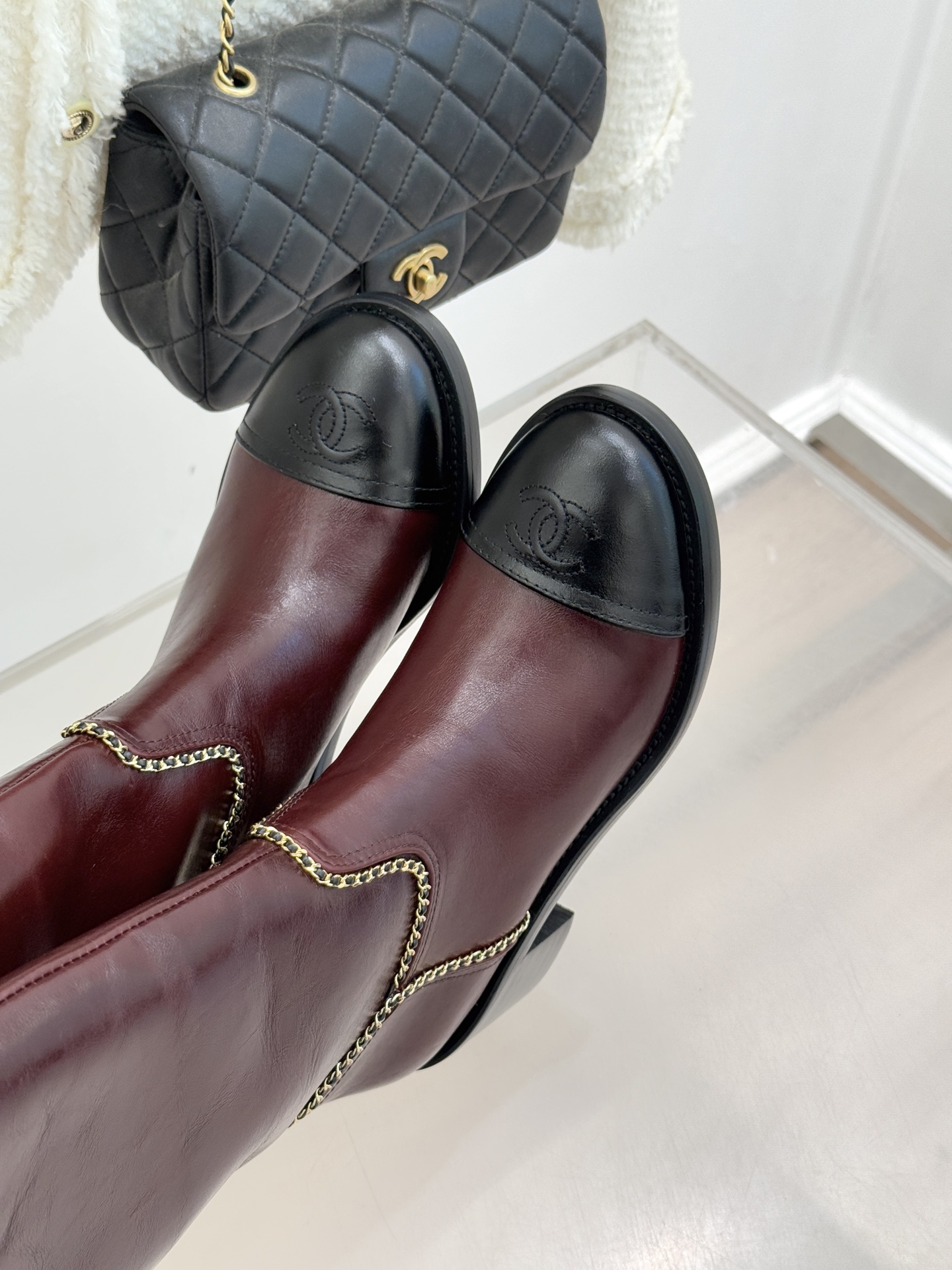 CHANE*｜小香25K双C拼色链条粗跟长靴当拼色肌理碰撞金属链条双C标识在靴身点亮光芒这款长靴以品牌百