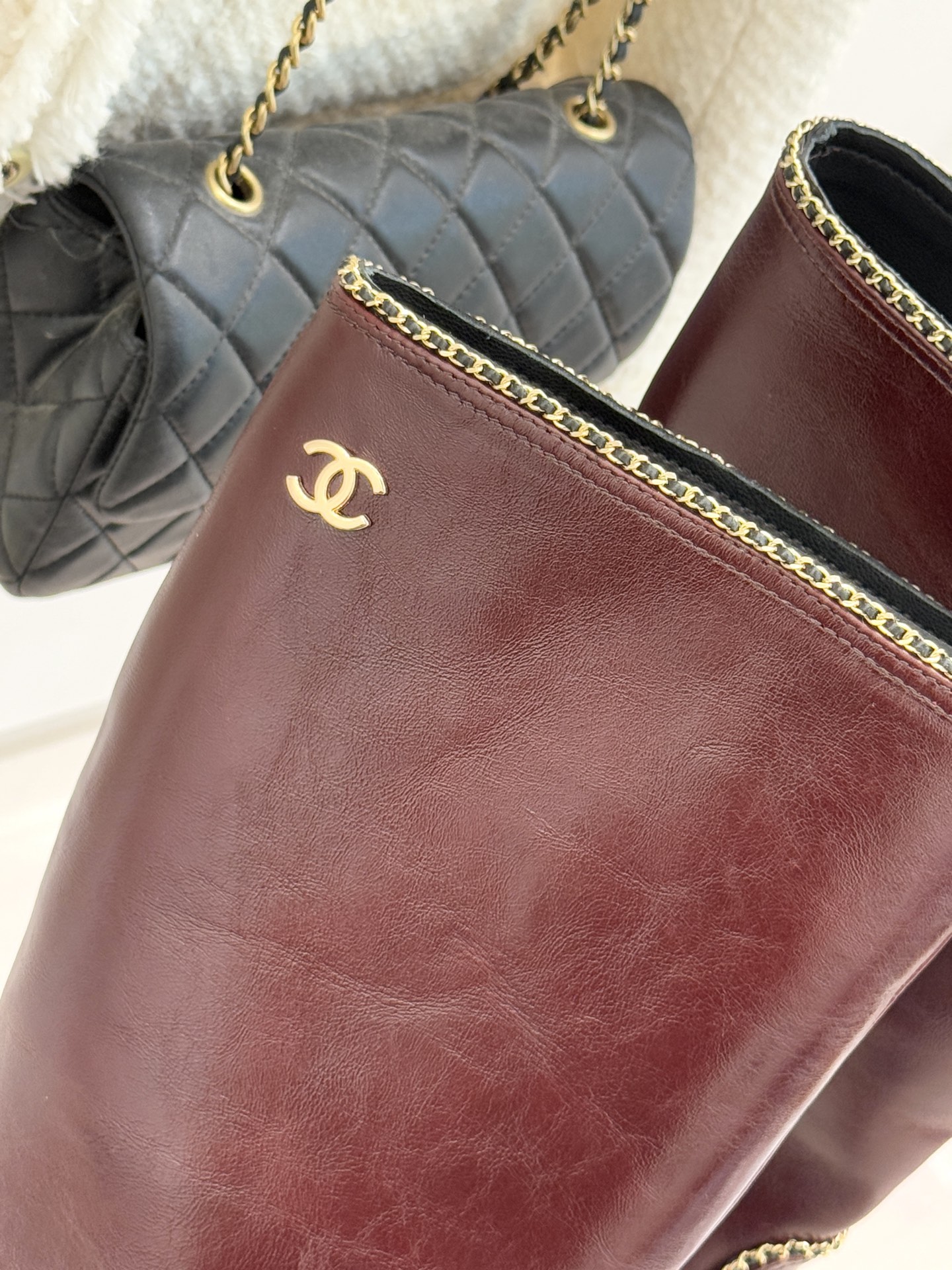 CHANE*｜小香25K双C拼色链条粗跟长靴当拼色肌理碰撞金属链条双C标识在靴身点亮光芒这款长靴以品牌百