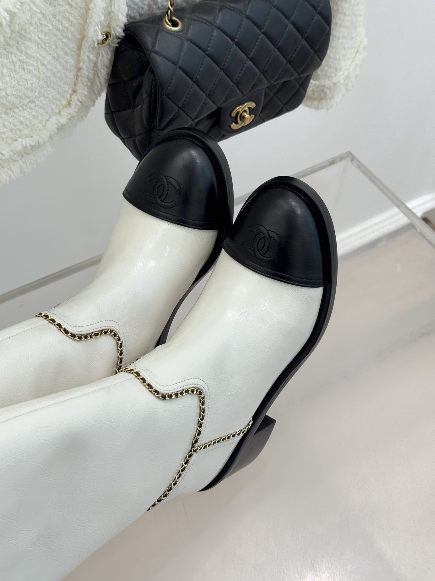 CHANE*｜小香25K双C拼色链条粗跟长靴当拼色肌理碰撞金属链条双C标识在靴身点亮光芒这款长靴以品牌百