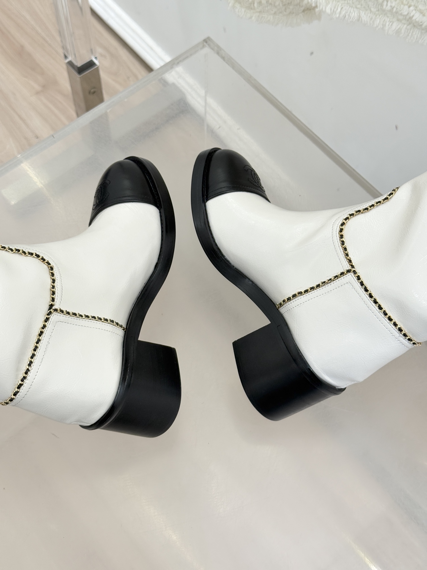 CHANE*｜小香25K双C拼色链条粗跟长靴当拼色肌理碰撞金属链条双C标识在靴身点亮光芒这款长靴以品牌百