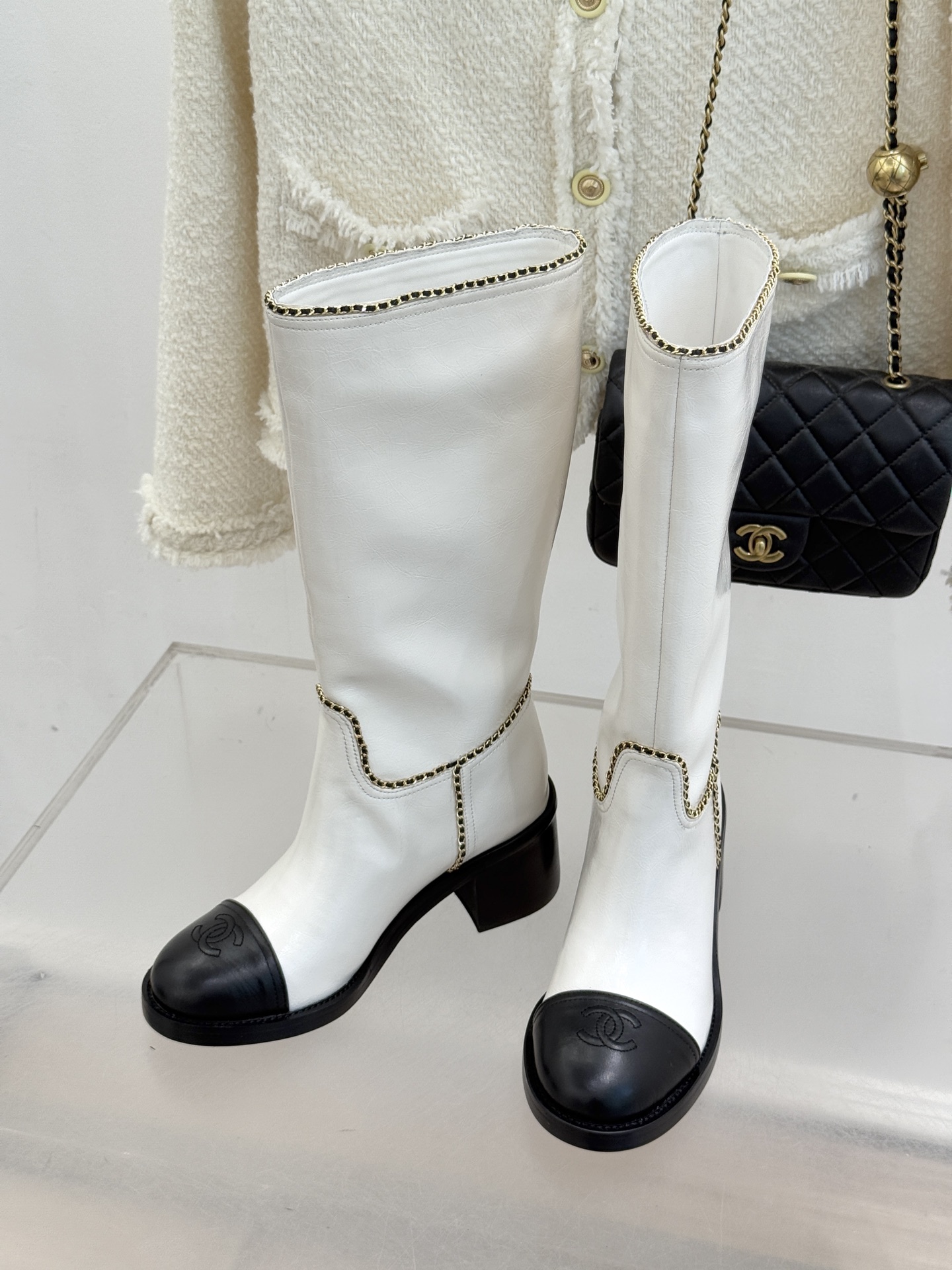 CHANE*｜小香25K双C拼色链条粗跟长靴当拼色肌理碰撞金属链条双C标识在靴身点亮光芒这款长靴以品牌百