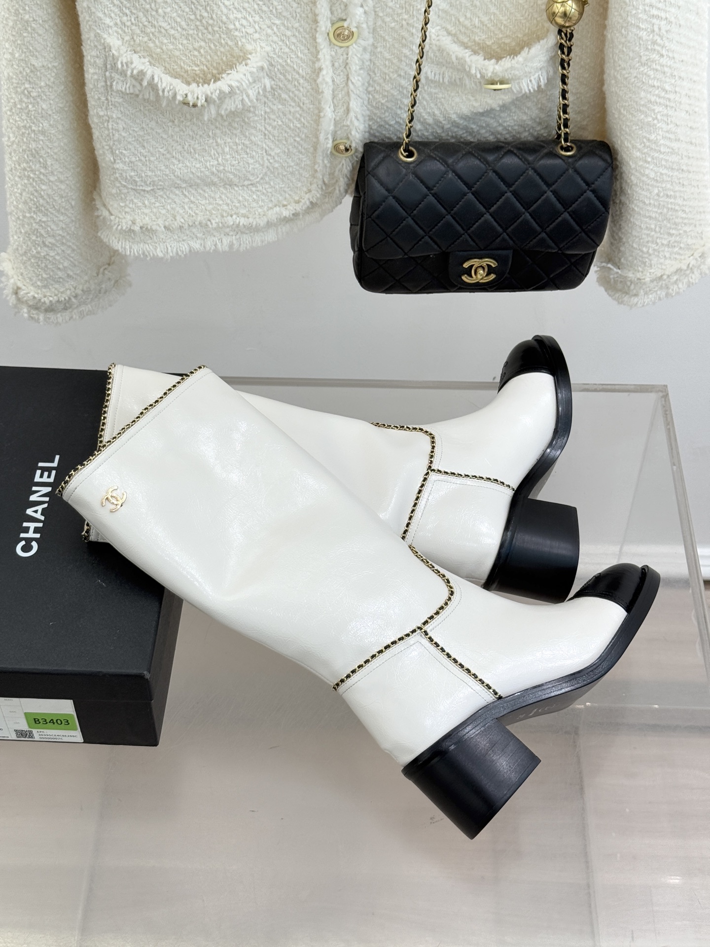 CHANE*｜小香25K双C拼色链条粗跟长靴当拼色肌理碰撞金属链条双C标识在靴身点亮光芒这款长靴以品牌百