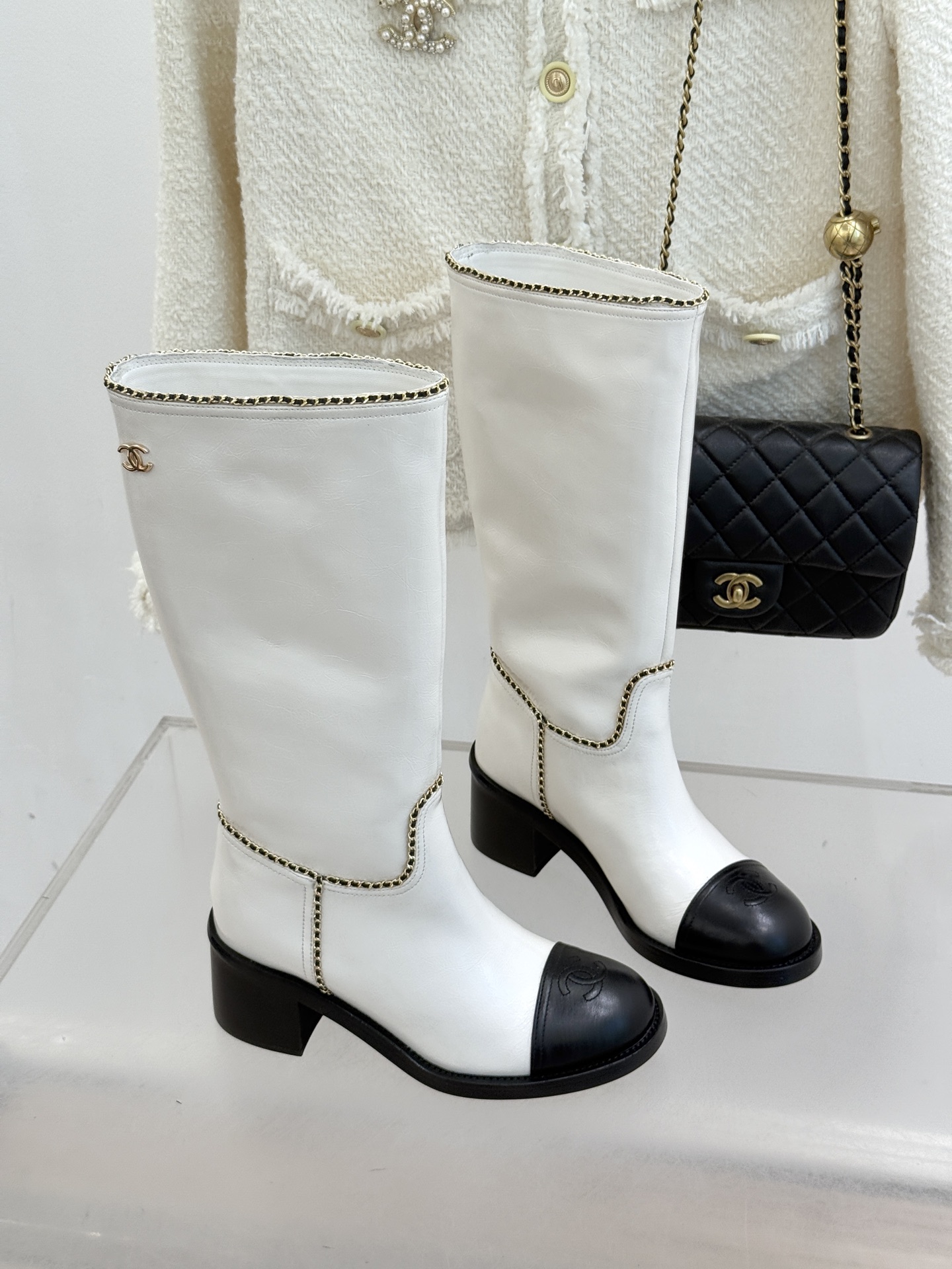 CHANE*｜小香25K双C拼色链条粗跟长靴当拼色肌理碰撞金属链条双C标识在靴身点亮光芒这款长靴以品牌百
