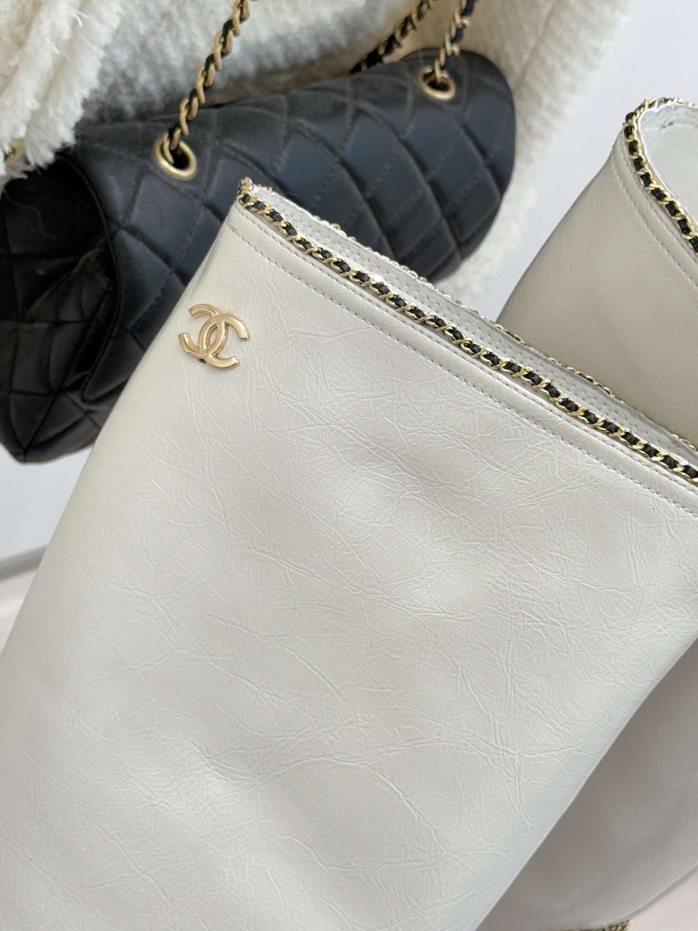 CHANE*｜小香25K双C拼色链条粗跟长靴当拼色肌理碰撞金属链条双C标识在靴身点亮光芒这款长靴以品牌百