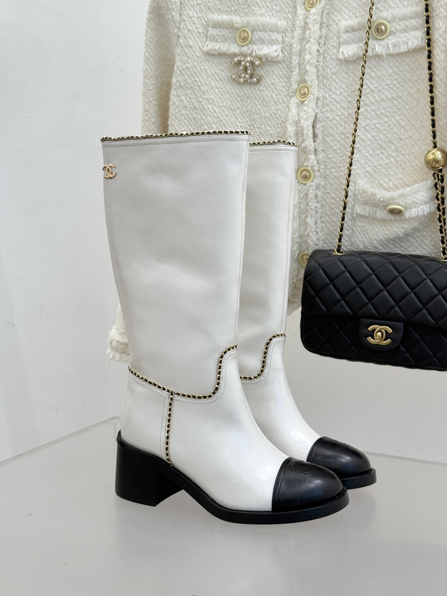 CHANE*｜小香25K双C拼色链条粗跟长靴当拼色肌理碰撞金属链条双C标识在靴身点亮光芒这款长靴以品牌百