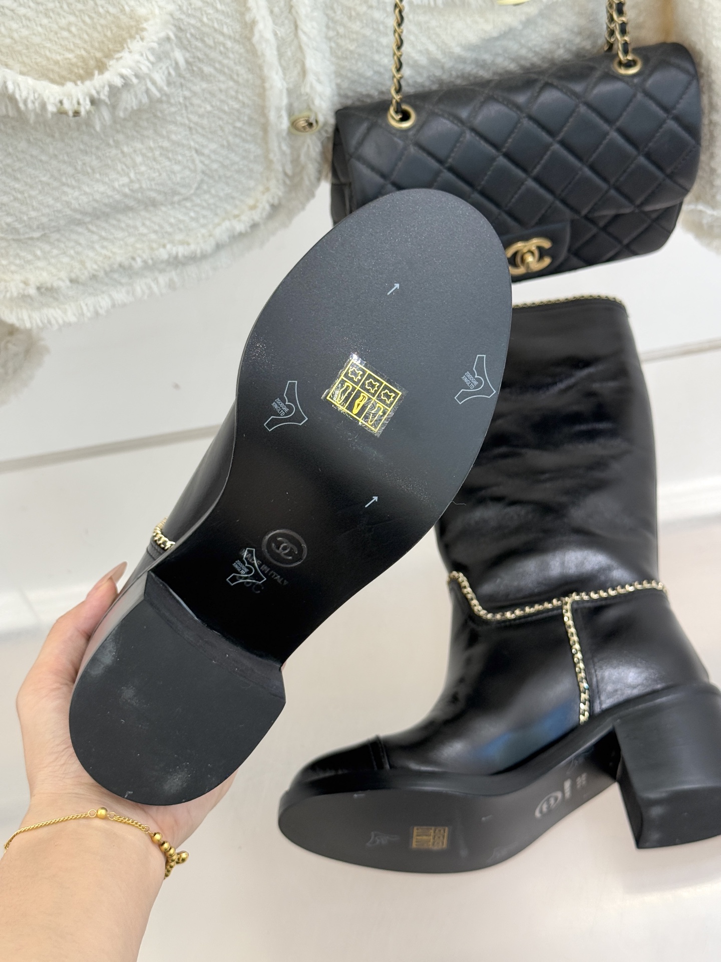 CHANE*｜小香25K双C拼色链条粗跟长靴当拼色肌理碰撞金属链条双C标识在靴身点亮光芒这款长靴以品牌百