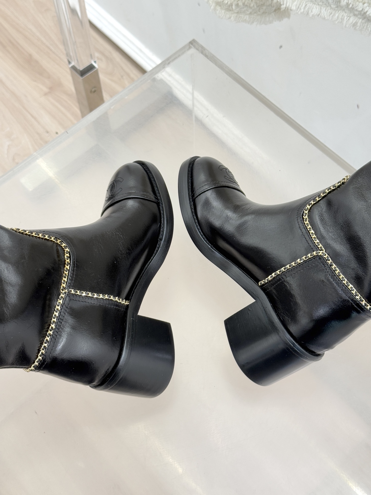 CHANE*｜小香25K双C拼色链条粗跟长靴当拼色肌理碰撞金属链条双C标识在靴身点亮光芒这款长靴以品牌百