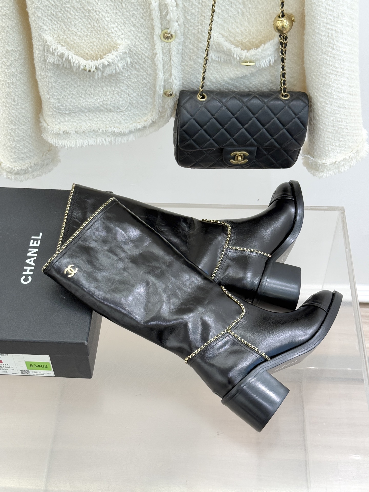 CHANE*｜小香25K双C拼色链条粗跟长靴当拼色肌理碰撞金属链条双C标识在靴身点亮光芒这款长靴以品牌百