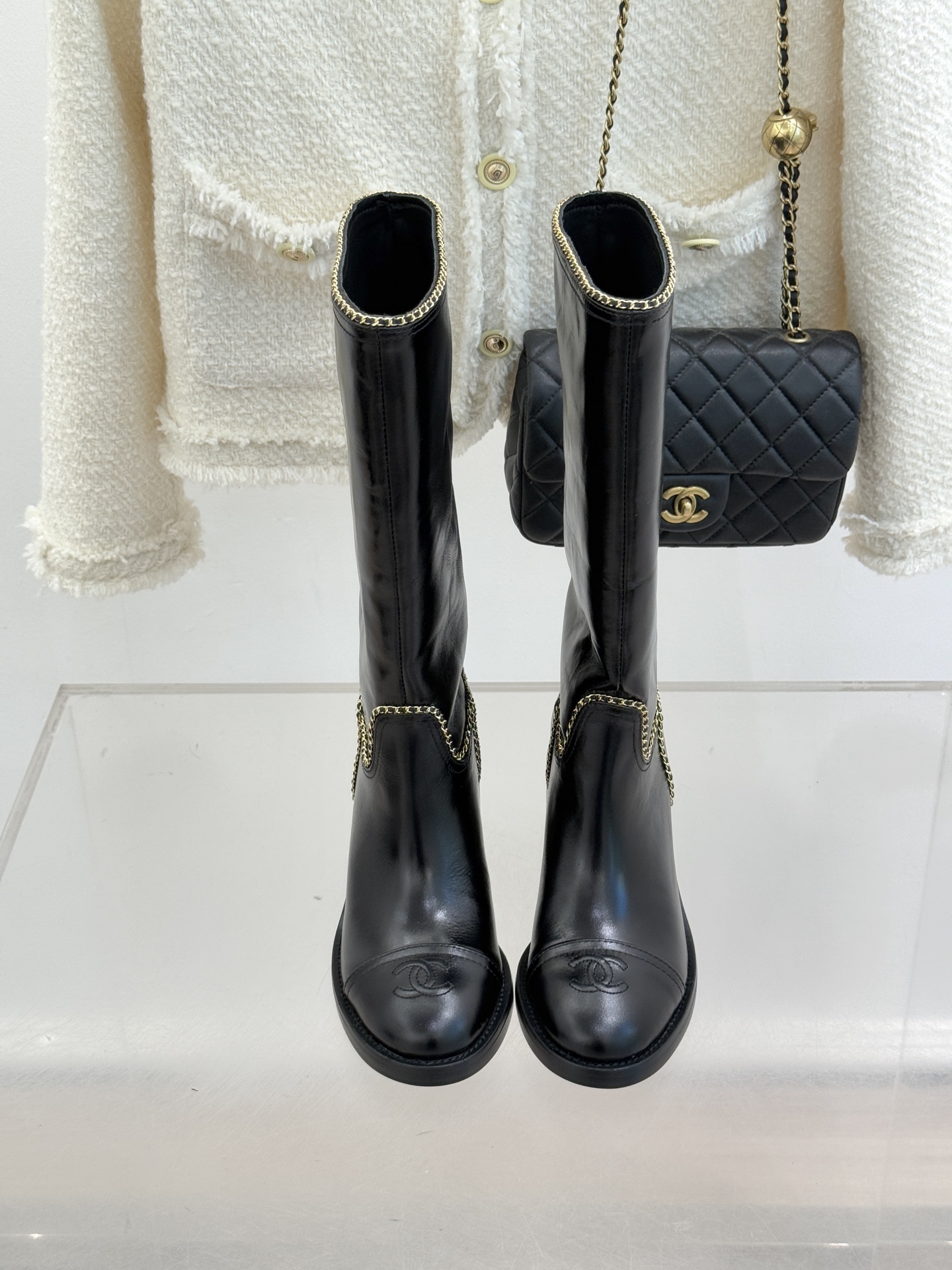 CHANE*｜小香25K双C拼色链条粗跟长靴当拼色肌理碰撞金属链条双C标识在靴身点亮光芒这款长靴以品牌百