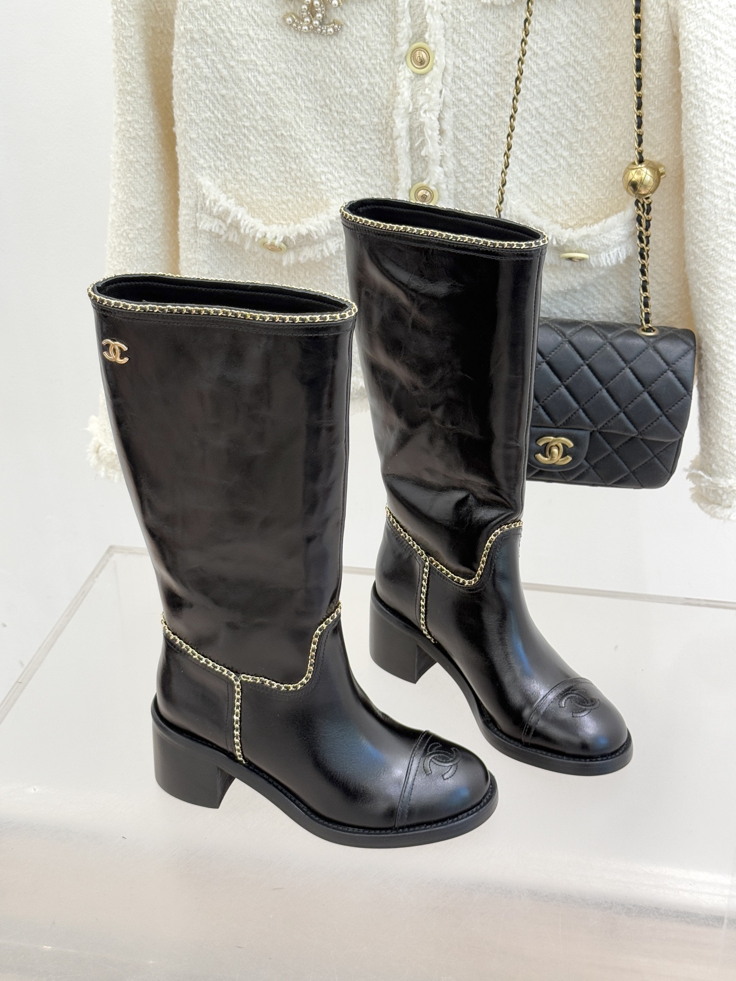 CHANE*｜小香25K双C拼色链条粗跟长靴当拼色肌理碰撞金属链条双C标识在靴身点亮光芒这款长靴以品牌百